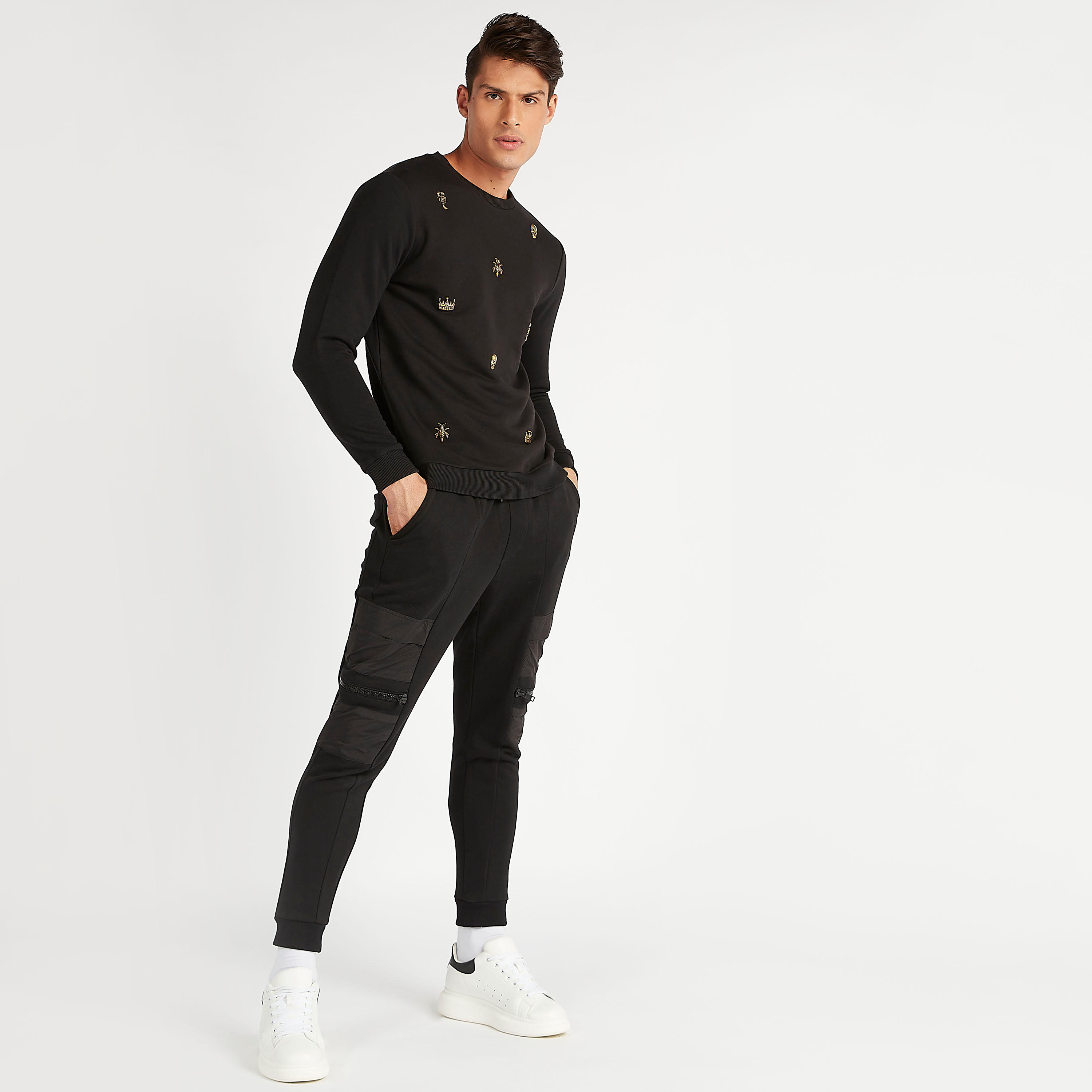 سويت شيرت بياقة ضيقة وأكمام طويلة وتفاصيل مزخرفة من آيكونيك-men-winterwear-hoodiesandsweatshirts-image-2