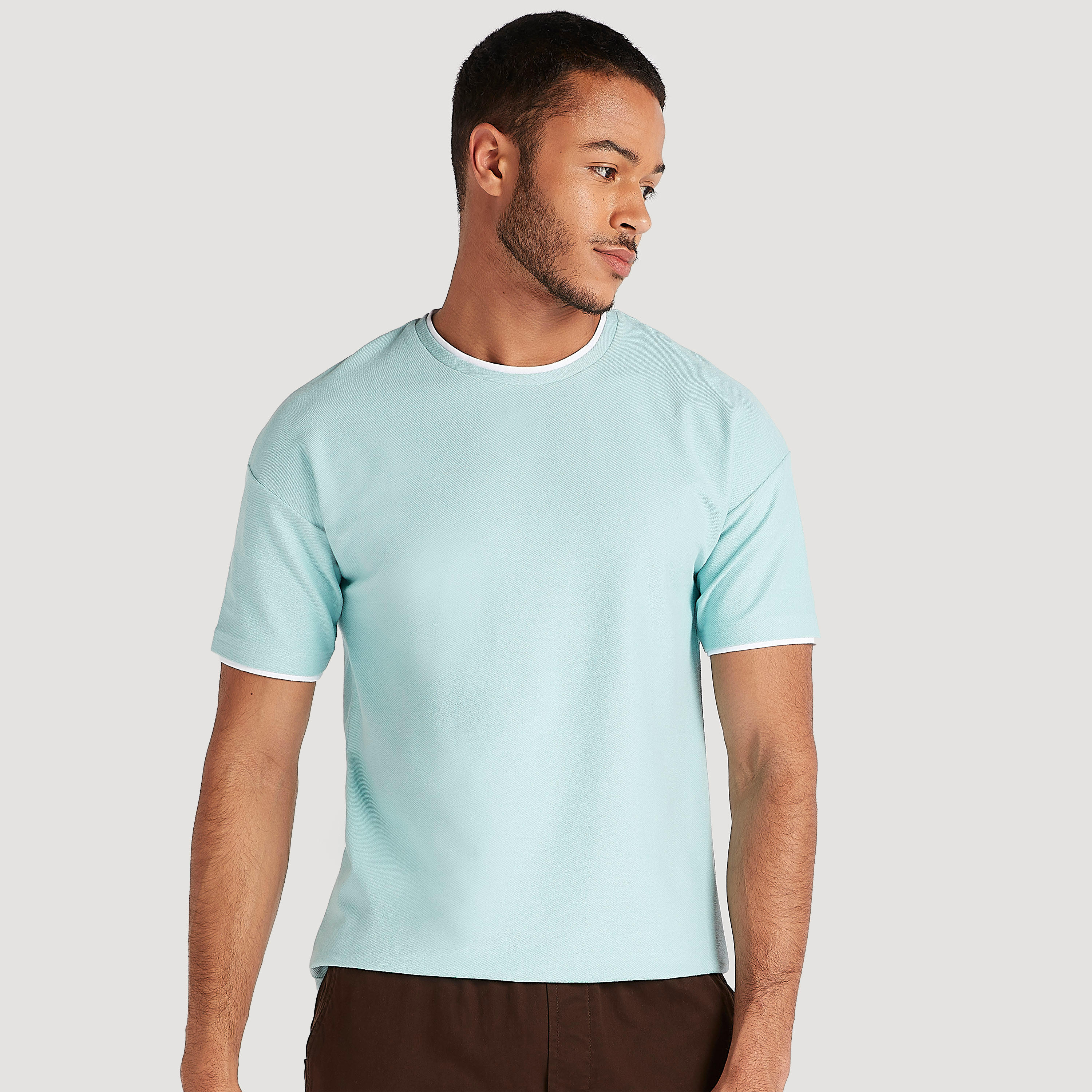 تيشيرت سادة بياقة ضيّقة وأكمام قصيرة من آيكونيك-men-clothing-tshirtsandpolos-tshirts-image-5