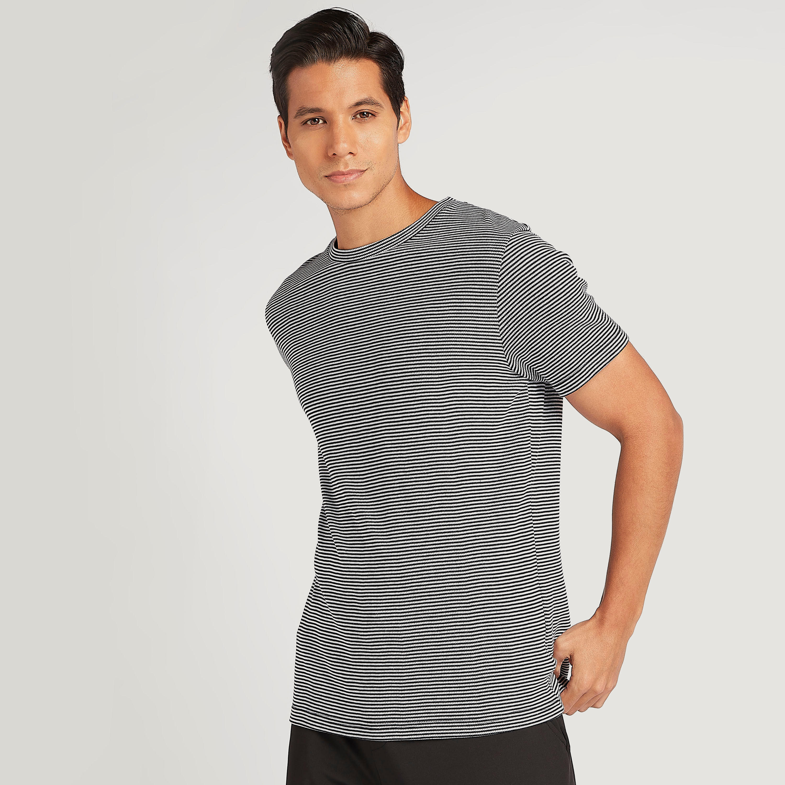 تيشيرت مقلّم بياقة ضيّقة وأكمام قصيرة من بوسيني-men-clothing-tshirtsandpolos-tshirts-image-1