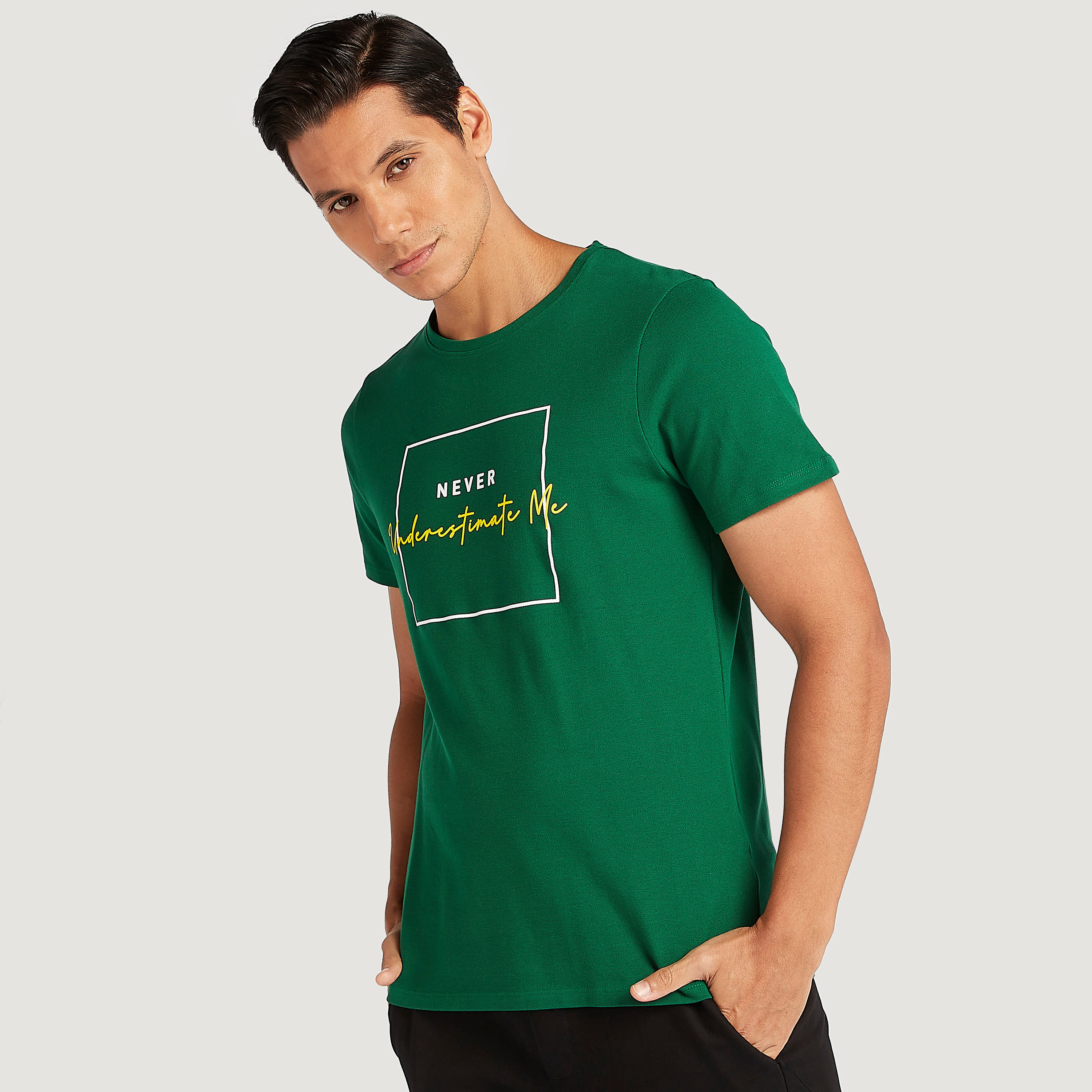 تيشيرت بياقة ضيّقة وأكمام قصيرة وطبعات من آيكونيك-men-clothing-tshirtsandpolos-tshirts-image-1