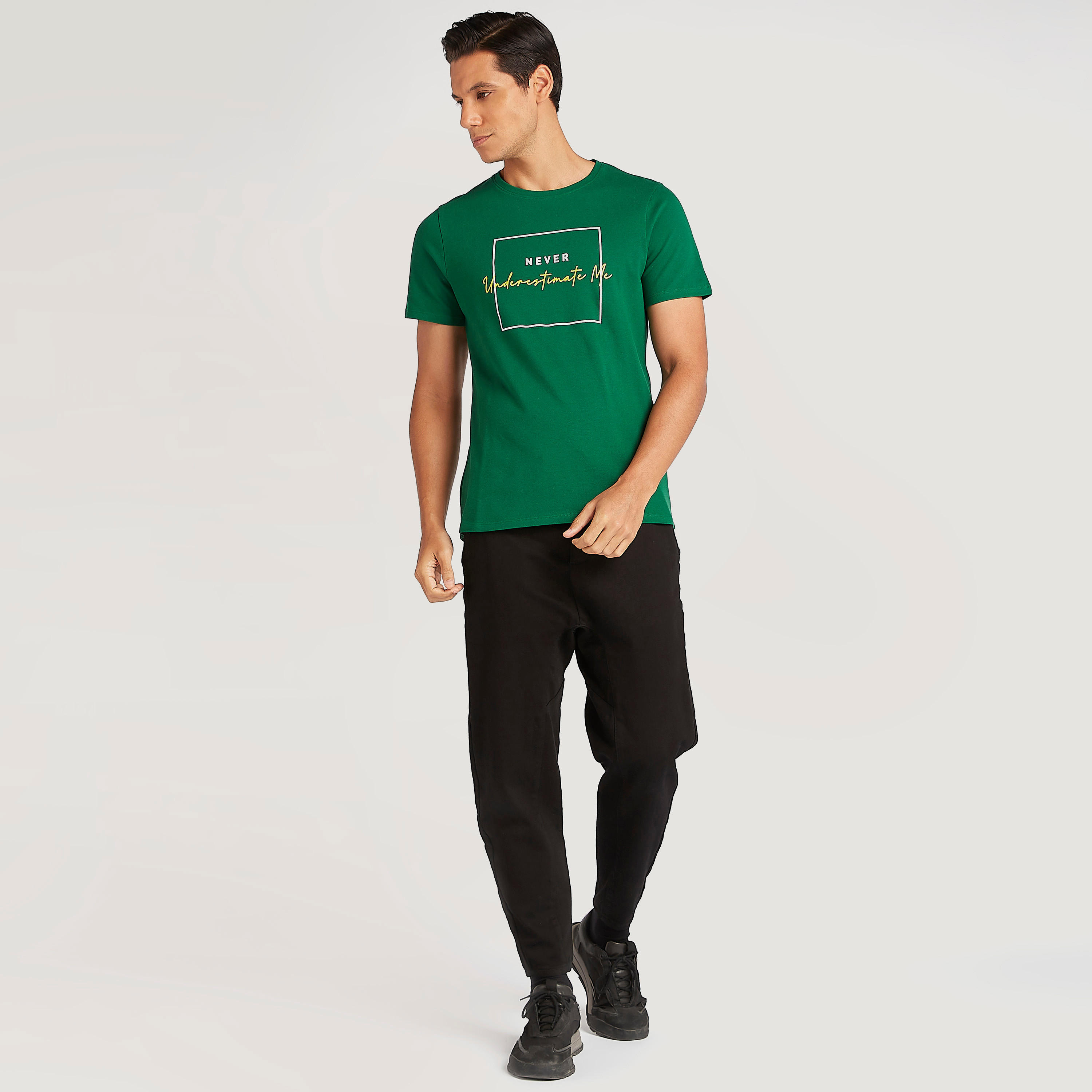 تيشيرت بياقة ضيّقة وأكمام قصيرة وطبعات من آيكونيك-men-clothing-tshirtsandpolos-tshirts-image-2