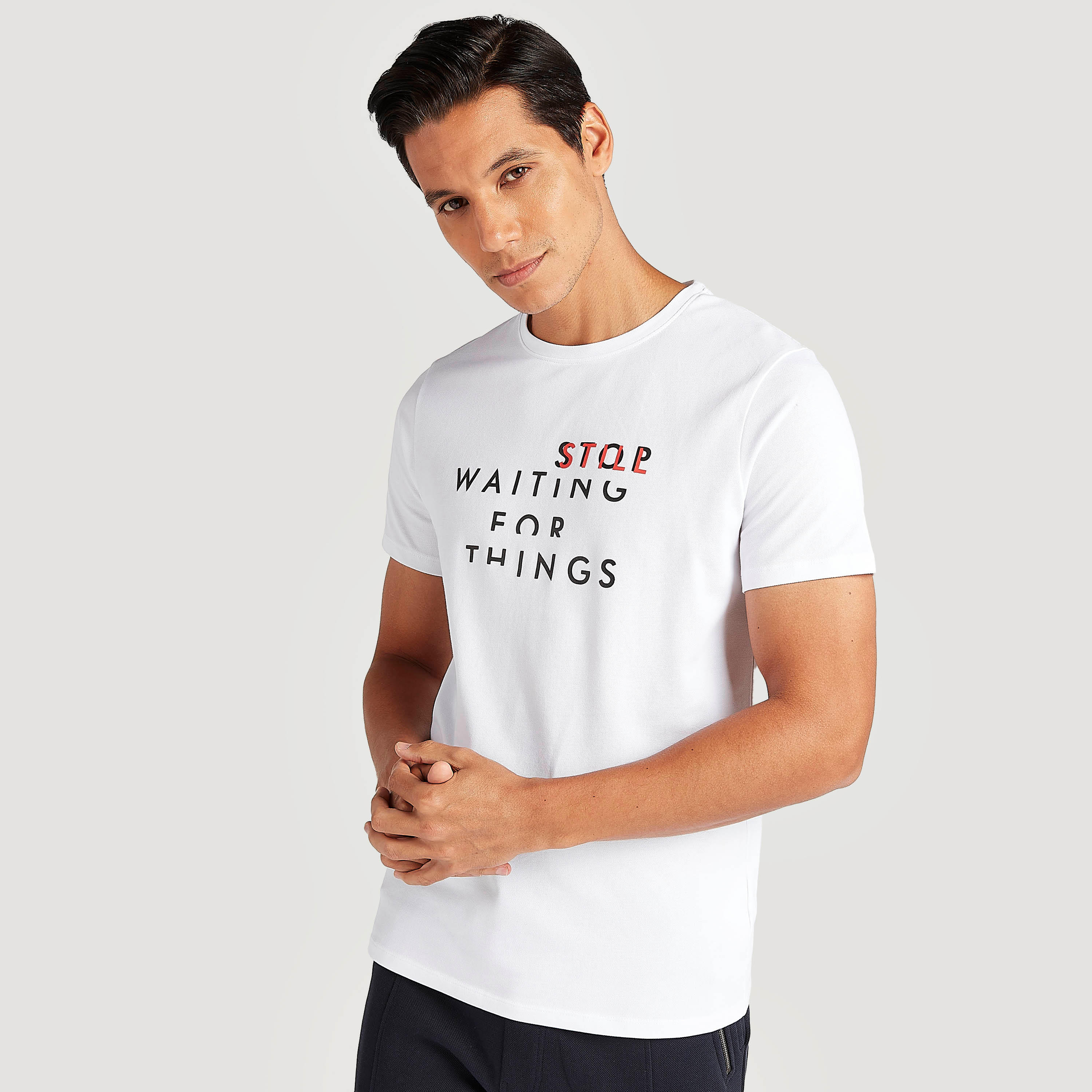 تيشيرت بياقة ضيّقة وأكمام قصيرة وطبعات تايبوجرافيك-men-clothing-tshirtsandpolos-tshirts-image-5