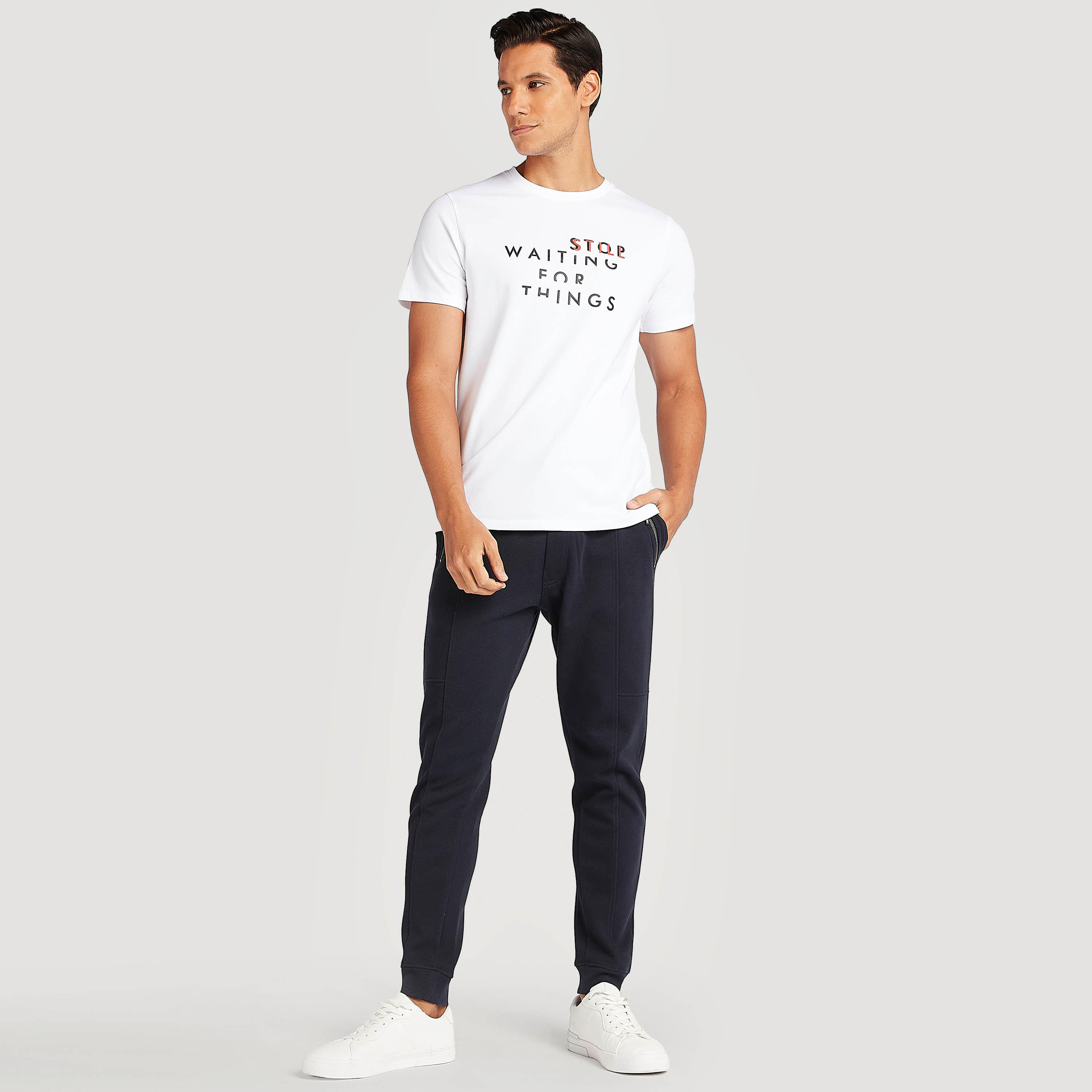 تيشيرت بياقة ضيّقة وأكمام قصيرة وطبعات تايبوجرافيك-men-clothing-tshirtsandpolos-tshirts-image-4