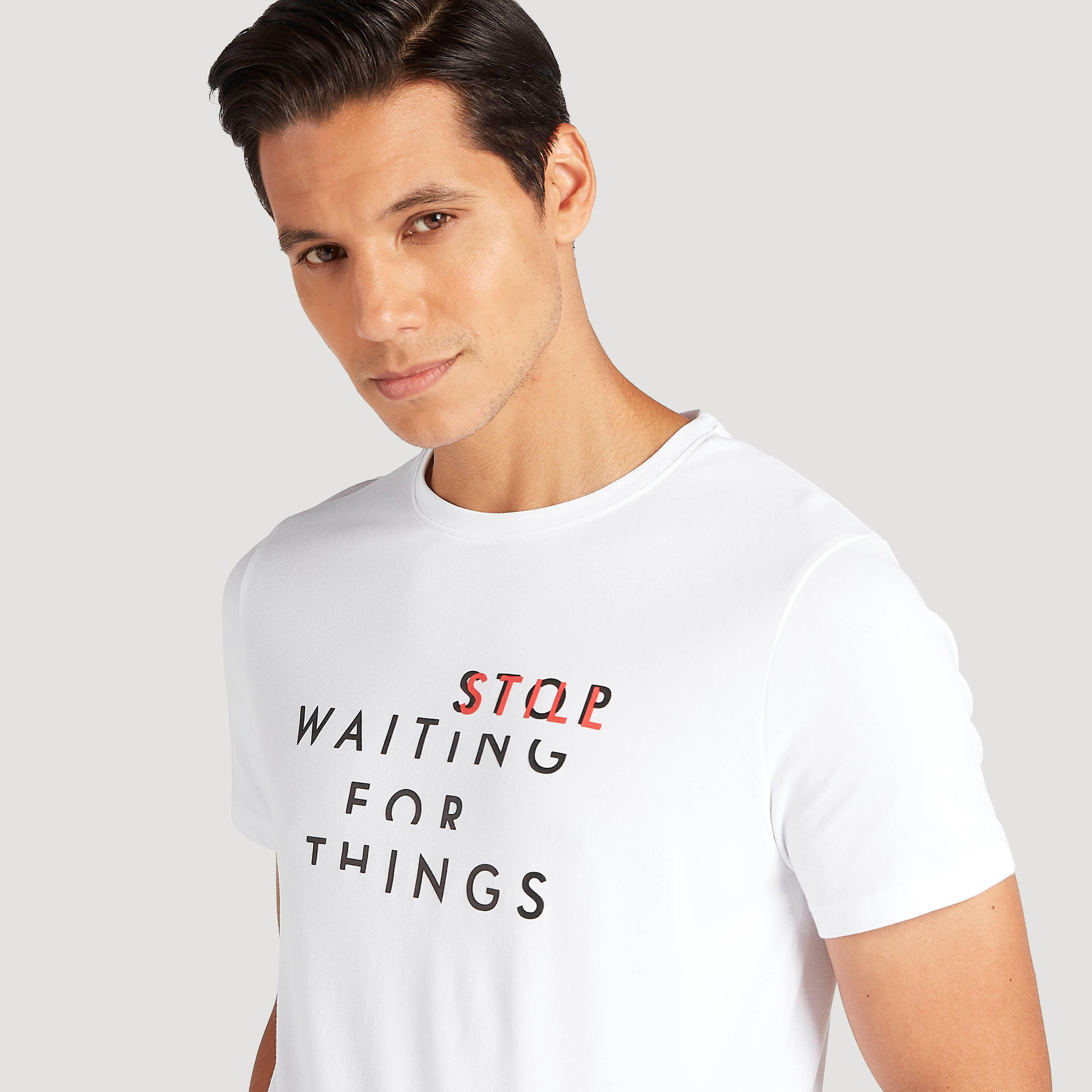 تيشيرت بياقة ضيّقة وأكمام قصيرة وطبعات تايبوجرافيك-men-clothing-tshirtsandpolos-tshirts-image-3