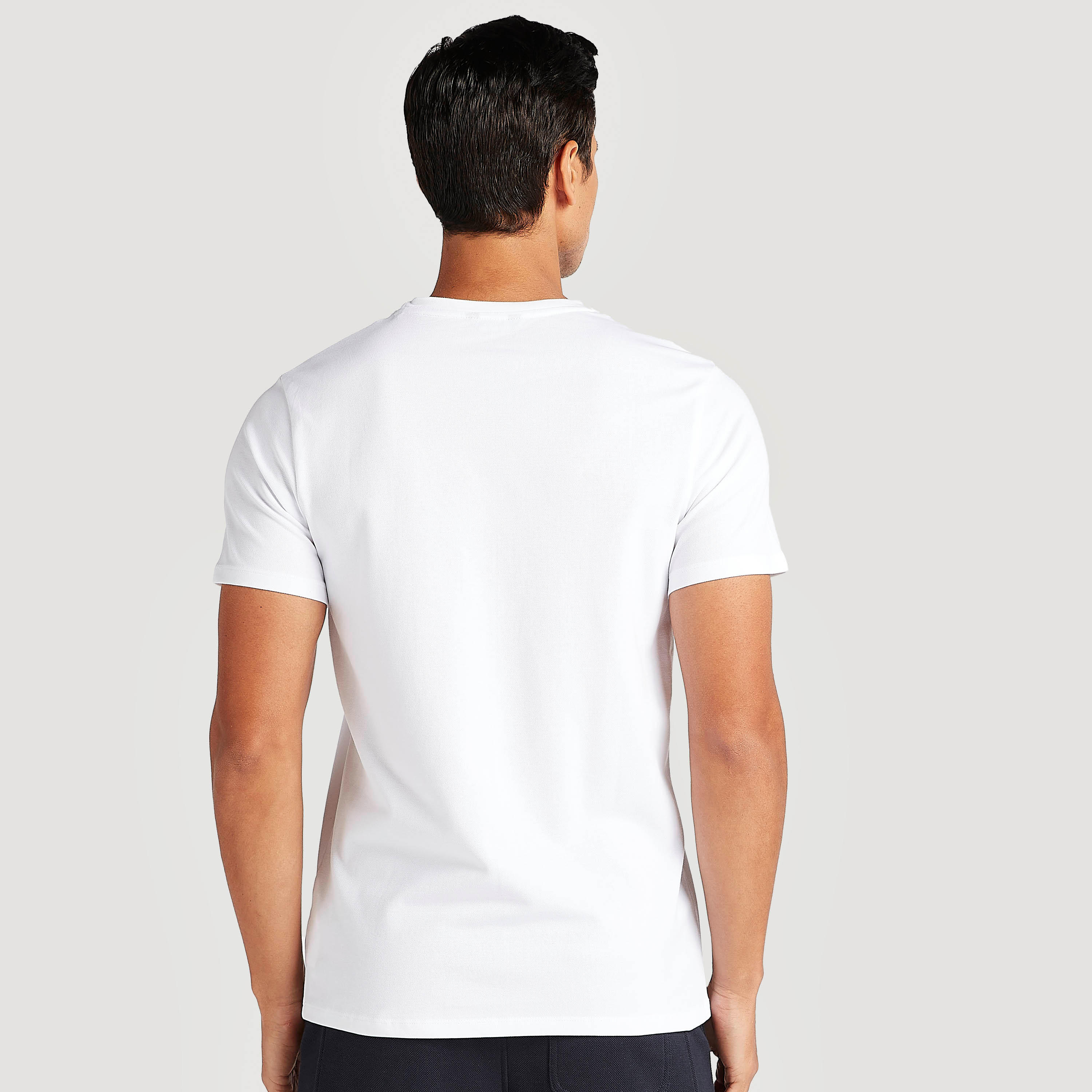 تيشيرت بياقة ضيّقة وأكمام قصيرة وطبعات تايبوجرافيك-men-clothing-tshirtsandpolos-tshirts-image-2