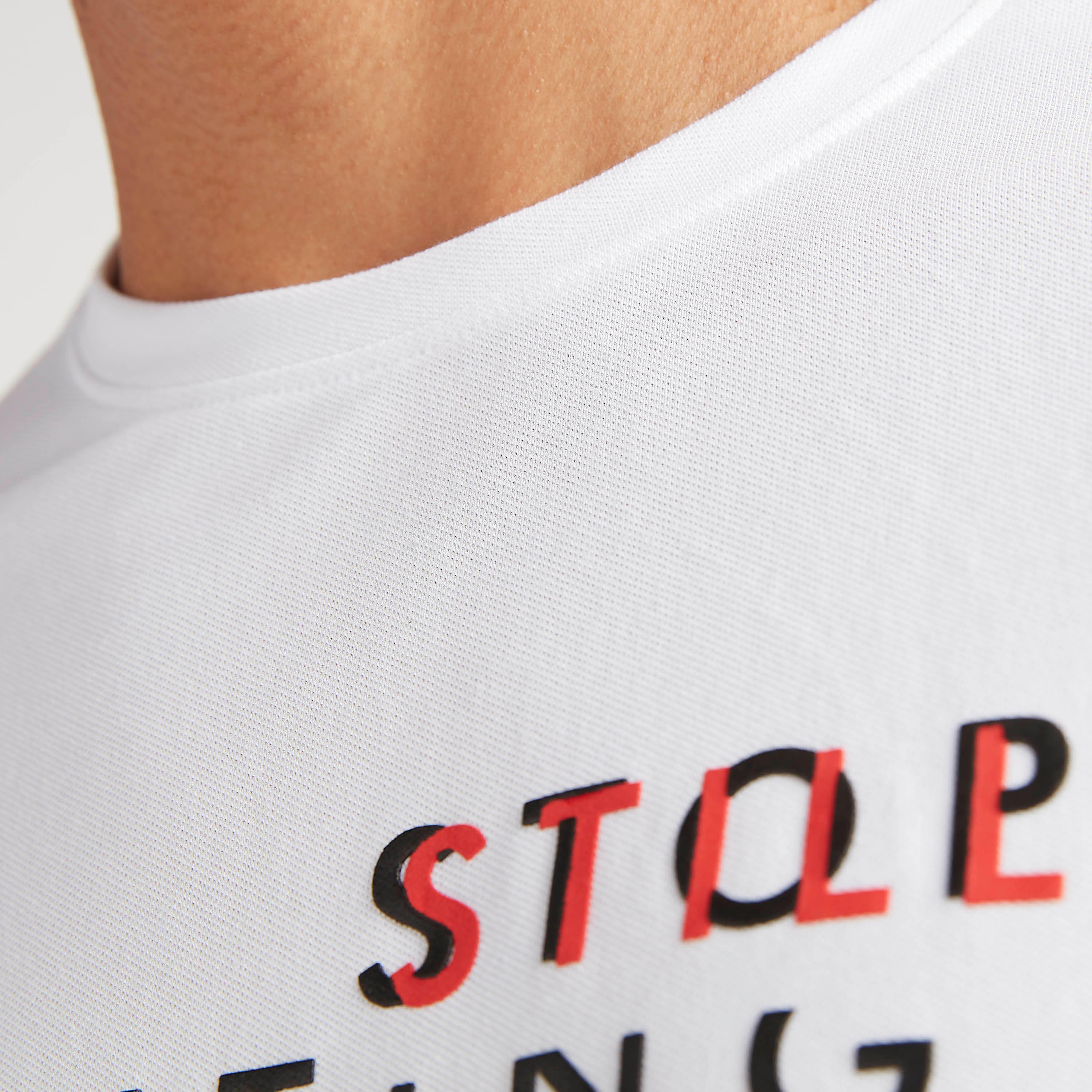 تيشيرت بياقة ضيّقة وأكمام قصيرة وطبعات تايبوجرافيك-men-clothing-tshirtsandpolos-tshirts-image-1
