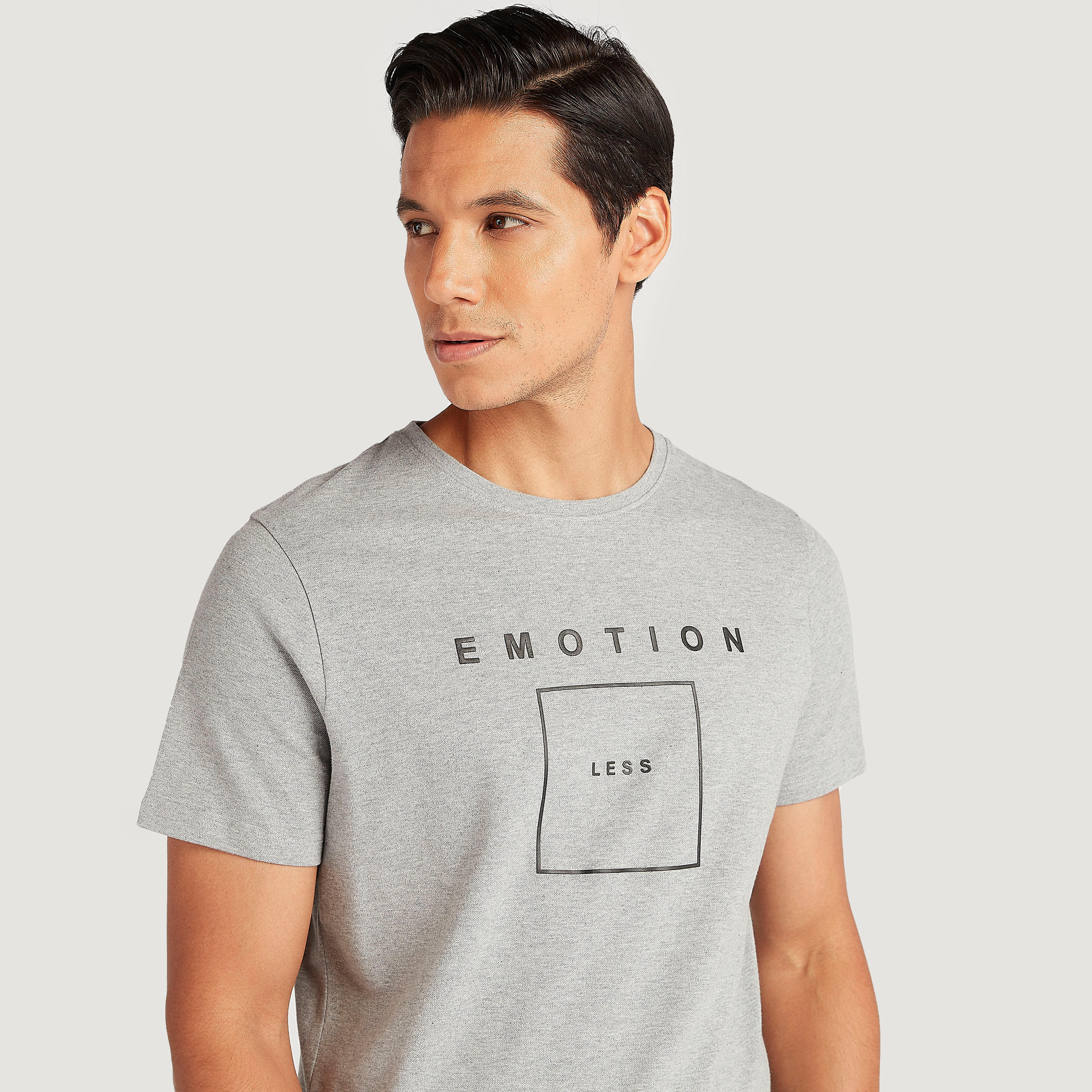 تيشيرت بياقة ضيّقة وأكمام قصيرة وطبعات من آيكونيك-men-clothing-tshirtsandpolos-tshirts-image-5