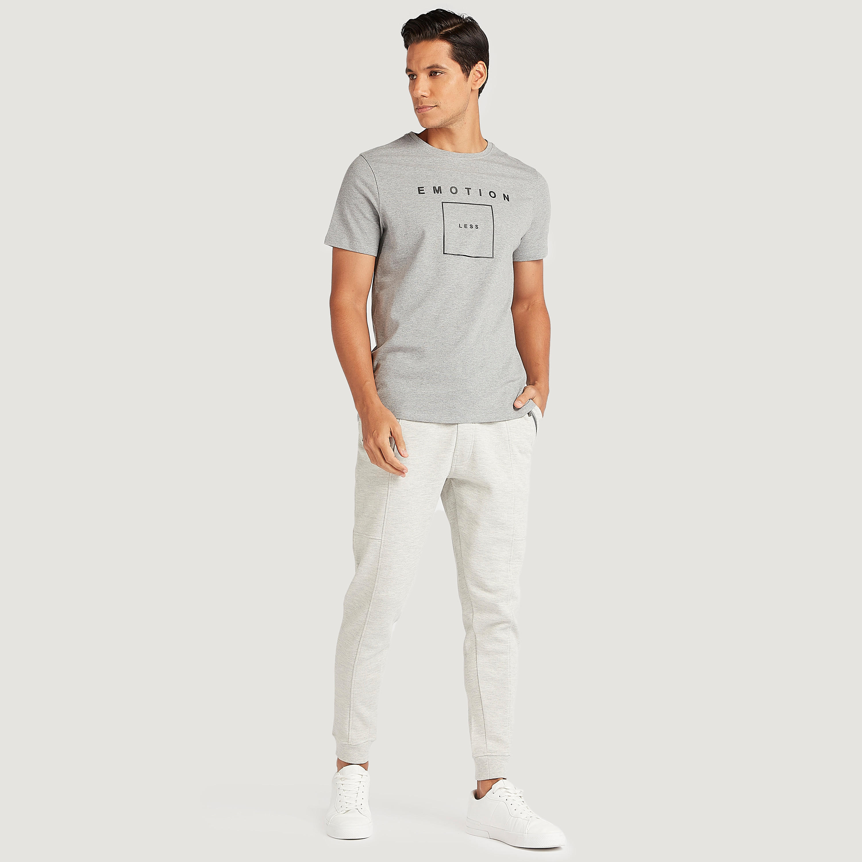 تيشيرت بياقة ضيّقة وأكمام قصيرة وطبعات من آيكونيك-men-clothing-tshirtsandpolos-tshirts-image-4