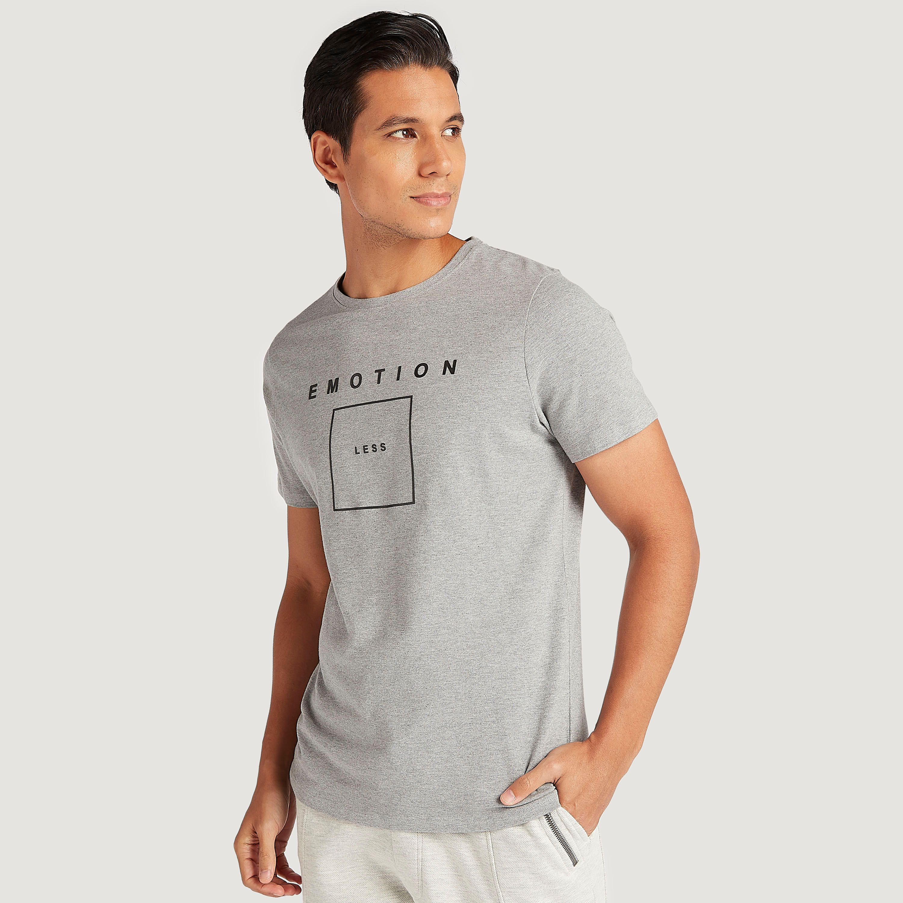 تيشيرت بياقة ضيّقة وأكمام قصيرة وطبعات من آيكونيك-men-clothing-tshirtsandpolos-tshirts-image-3