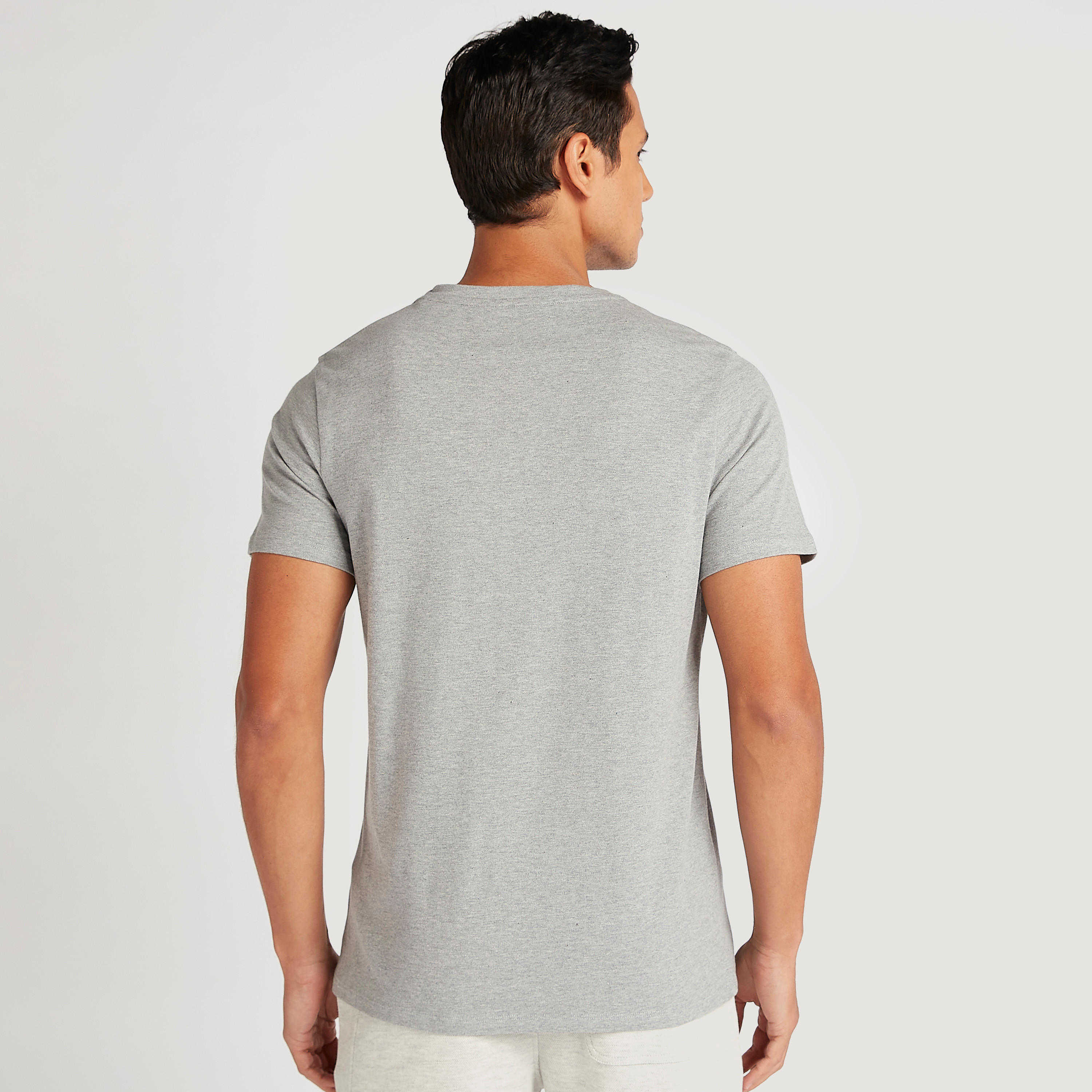 تيشيرت بياقة ضيّقة وأكمام قصيرة وطبعات من آيكونيك-men-clothing-tshirtsandpolos-tshirts-image-2