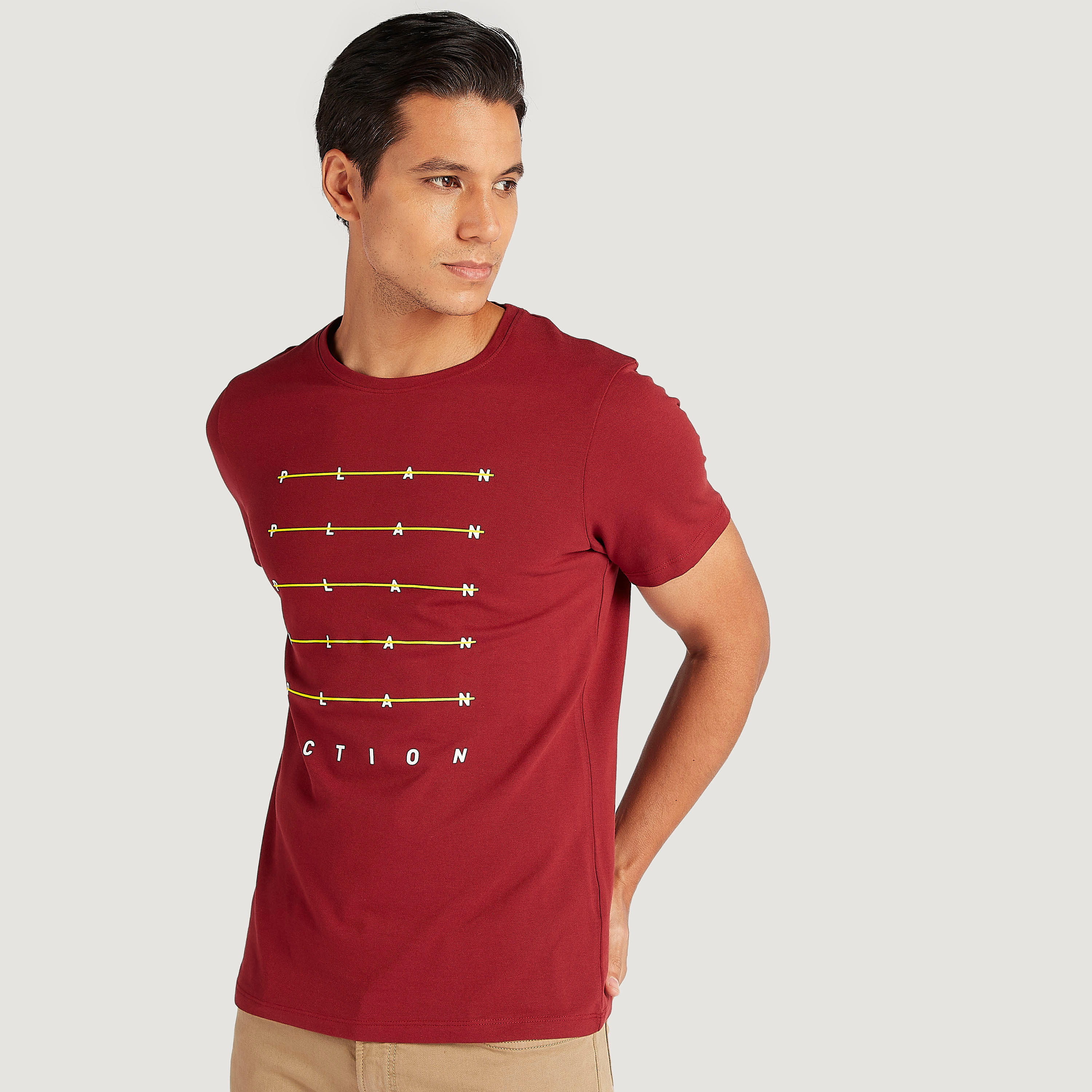 تيشيرت بياقة ضيّقة وأكمام قصيرة وطبعات من آيكونيك-men-clothing-tshirtsandpolos-tshirts-image-5