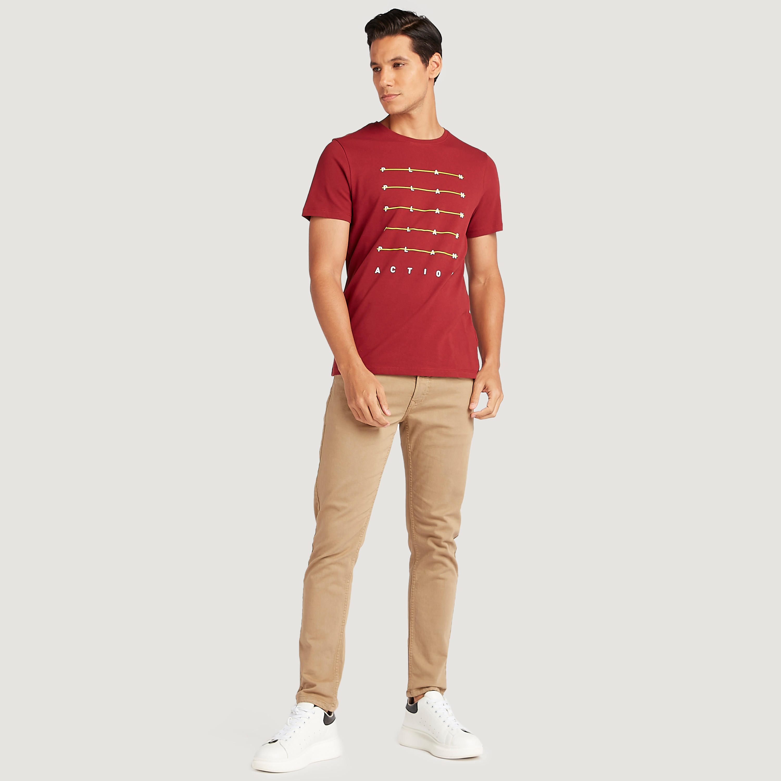 تيشيرت بياقة ضيّقة وأكمام قصيرة وطبعات من آيكونيك-men-clothing-tshirtsandpolos-tshirts-image-4