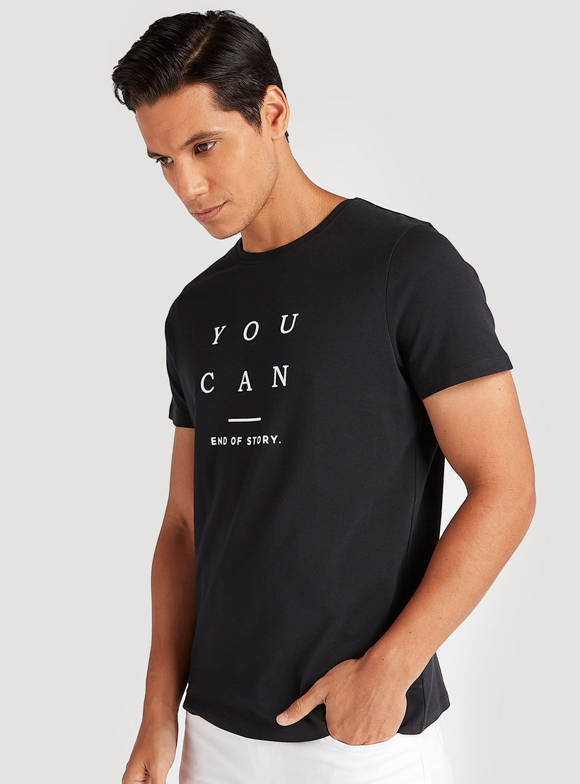 تيشيرت بياقة ضيّقة وأكمام قصيرة وطبعات من آيكونيك-men-clothing-tshirtsandpolos-tshirts-image-5