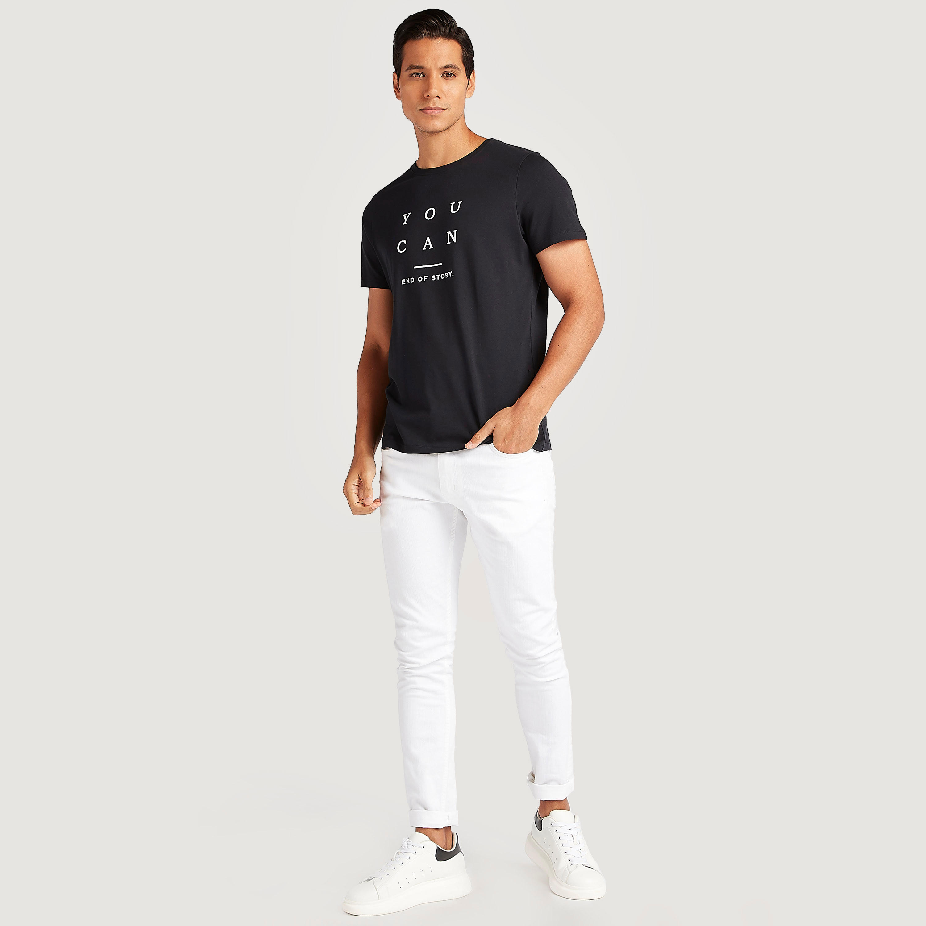تيشيرت بياقة ضيّقة وأكمام قصيرة وطبعات من آيكونيك-men-clothing-tshirtsandpolos-tshirts-image-4