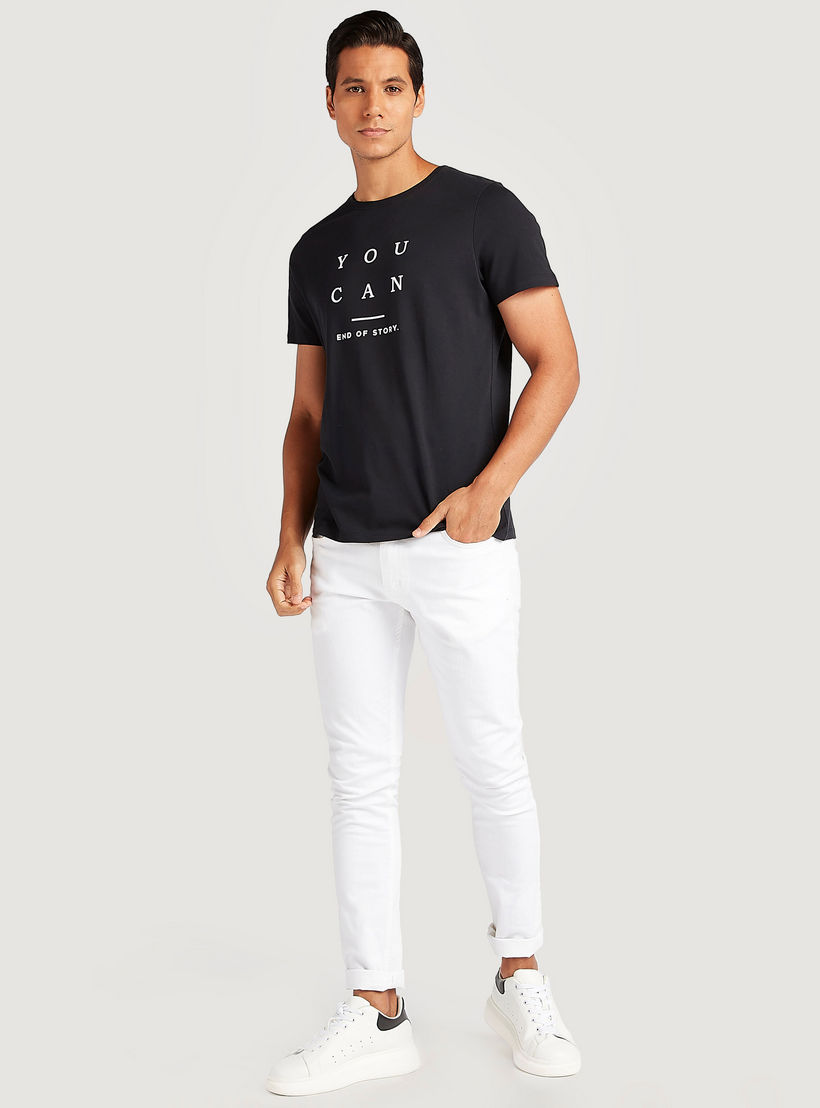 تيشيرت بياقة ضيّقة وأكمام قصيرة وطبعات من آيكونيك-men-clothing-tshirtsandpolos-tshirts-image-4