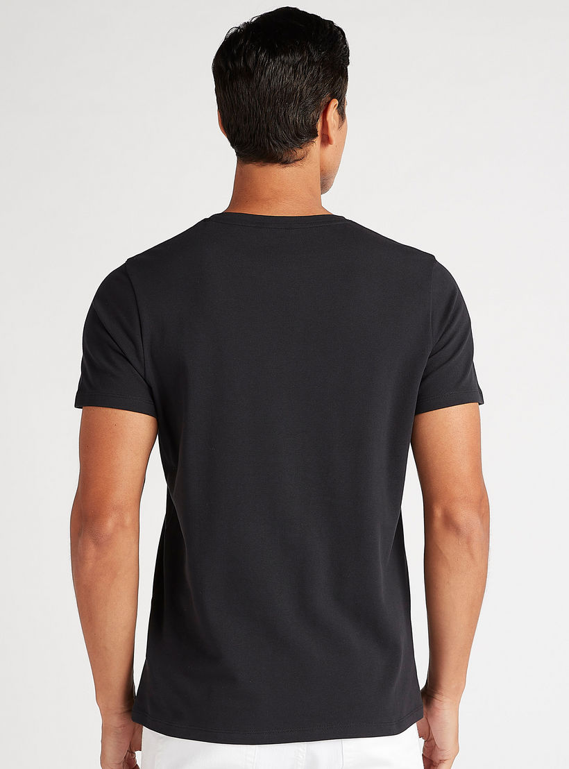 تيشيرت بياقة ضيّقة وأكمام قصيرة وطبعات من آيكونيك-men-clothing-tshirtsandpolos-tshirts-image-3