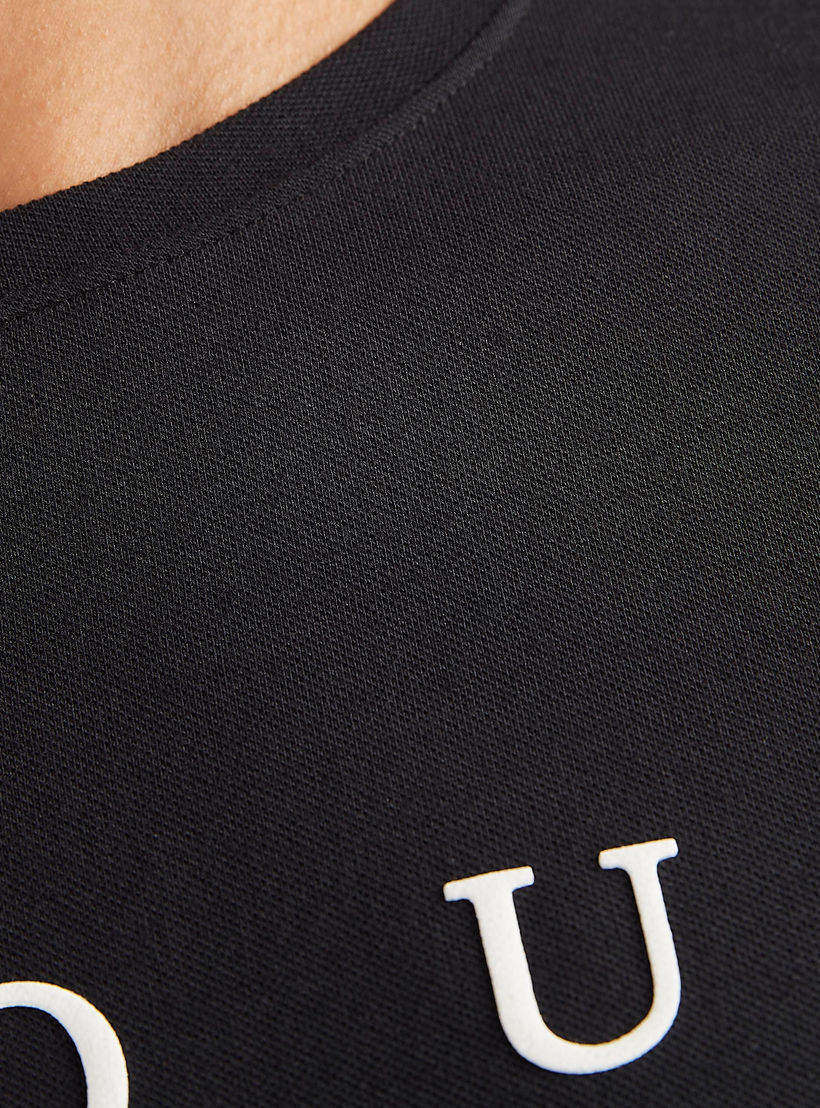 تيشيرت بياقة ضيّقة وأكمام قصيرة وطبعات من آيكونيك-men-clothing-tshirtsandpolos-tshirts-image-1