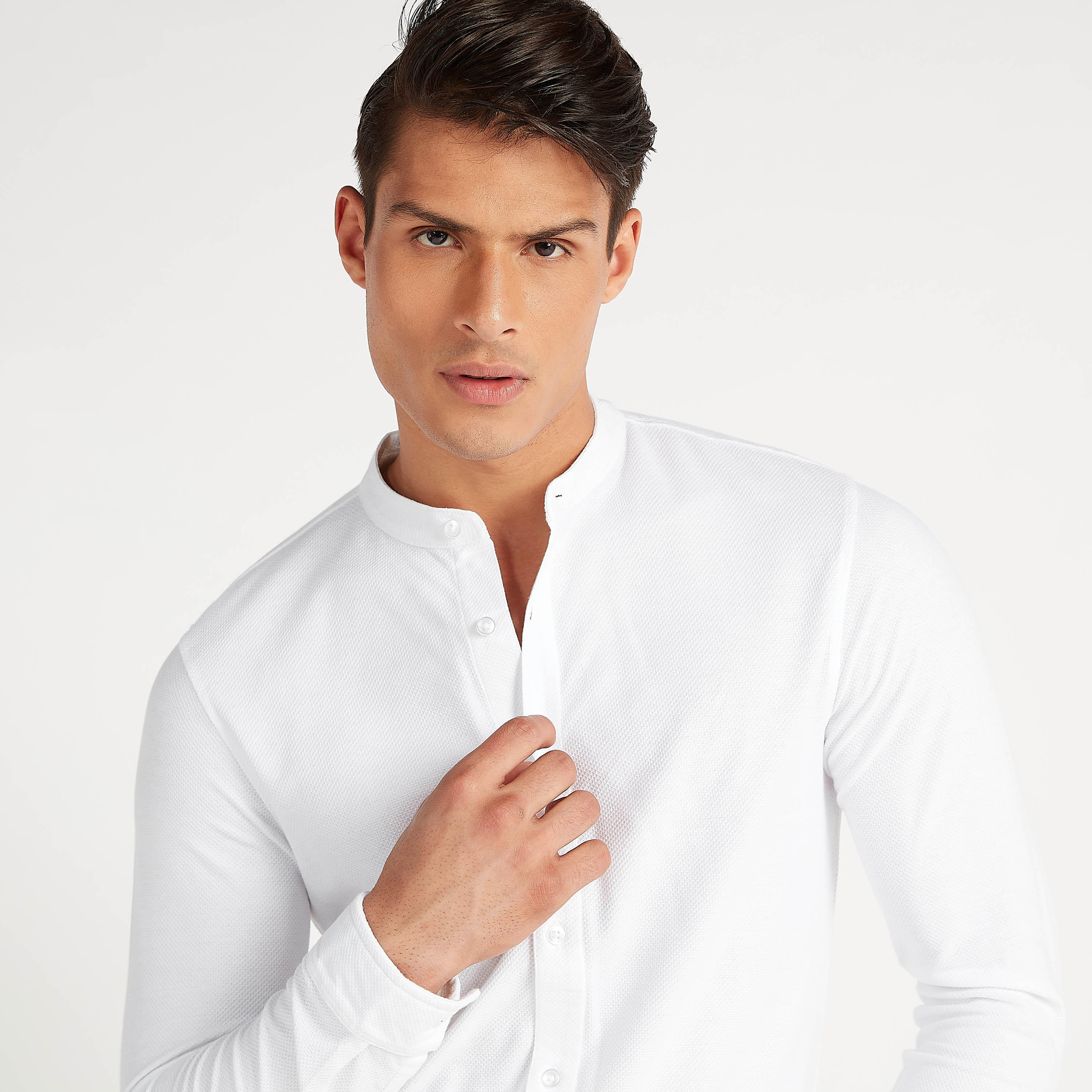 قميص بارز الملمس بقصّة سليم وياقة ماندارين وأكمام طويلة من آيكونيك-men-clothing-shirts-image-3