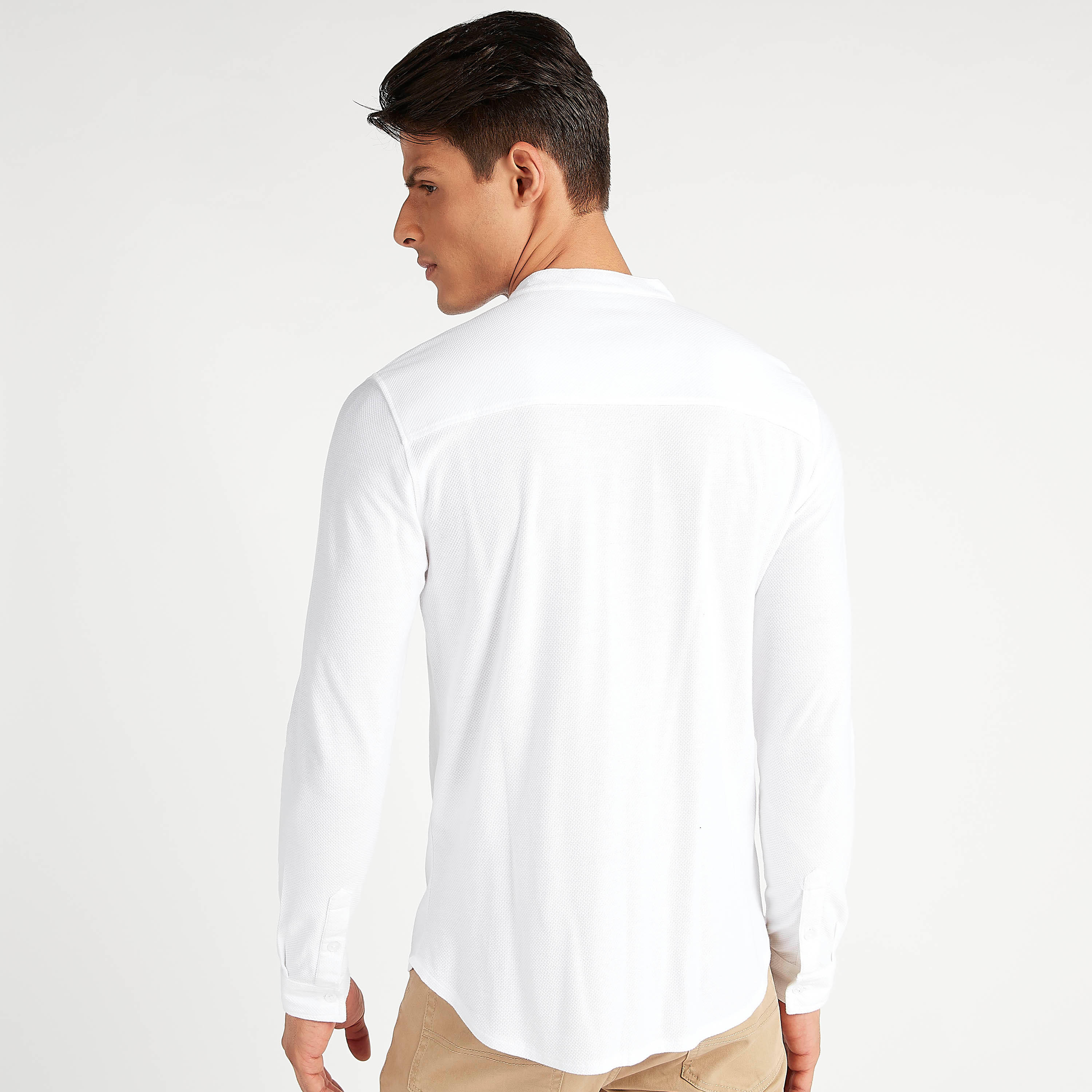 قميص بارز الملمس بقصّة سليم وياقة ماندارين وأكمام طويلة من آيكونيك-men-clothing-shirts-image-4