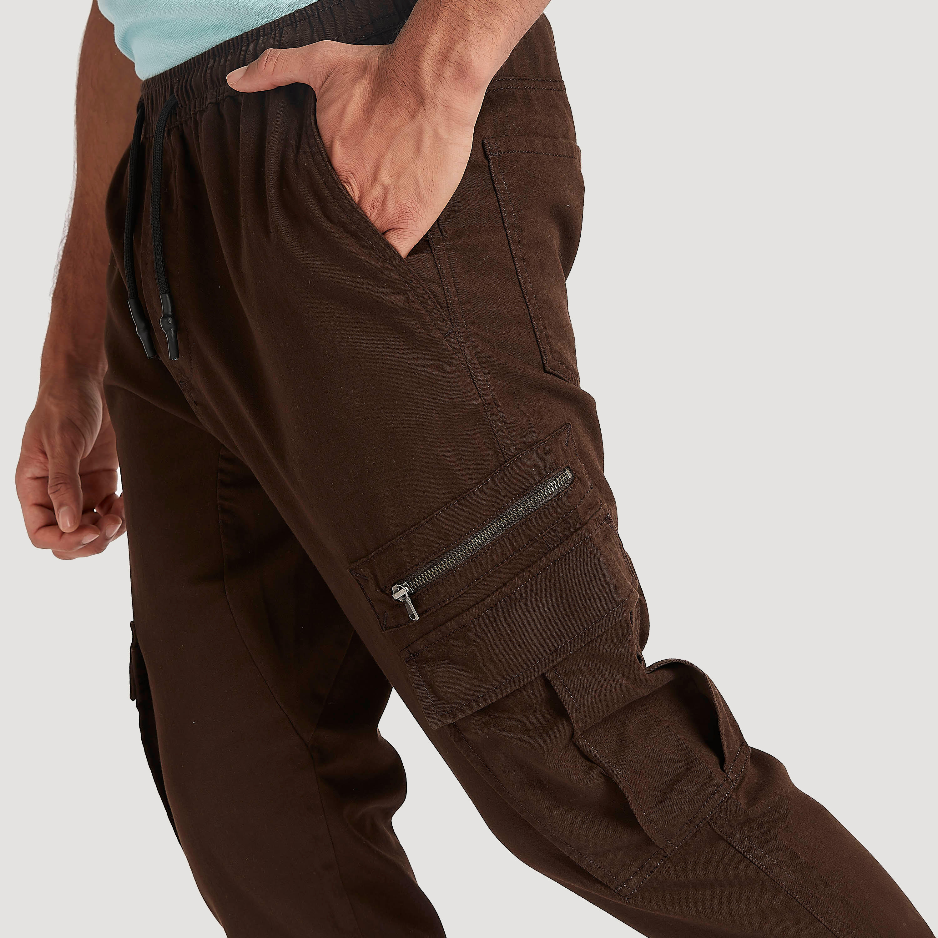 بنطلون كارجو مستدام سادة بخصر مطّاطي من لي كوبر-men-clothing-bottoms-joggers-image-3
