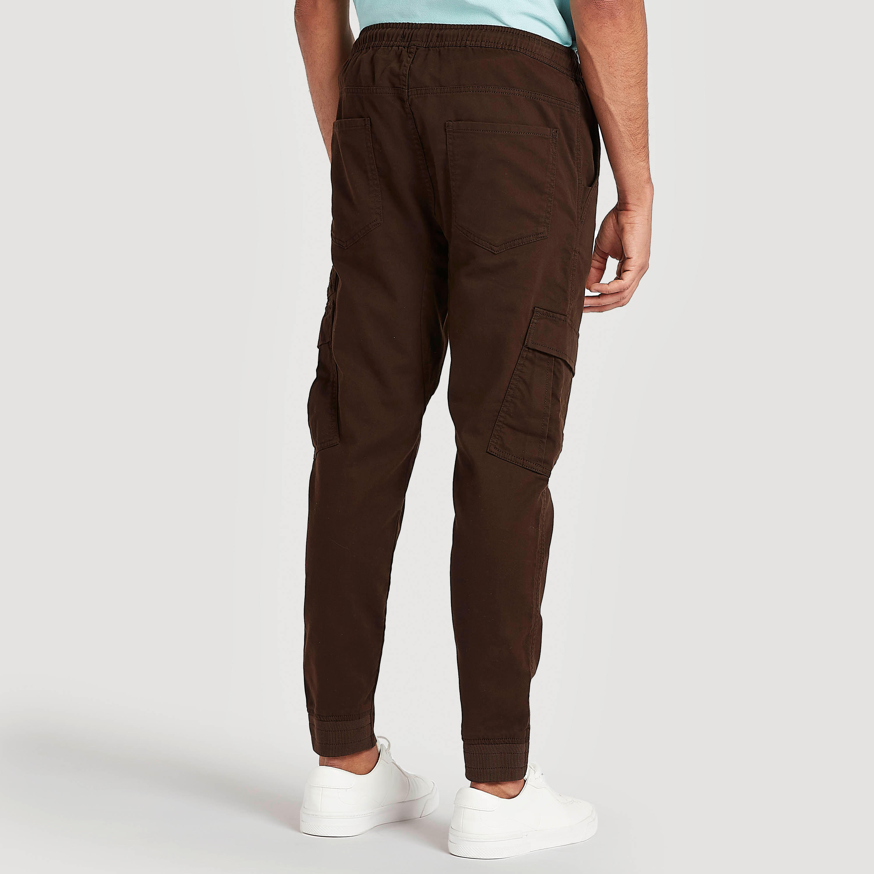 بنطلون كارجو مستدام سادة بخصر مطّاطي من لي كوبر-men-clothing-bottoms-joggers-image-2