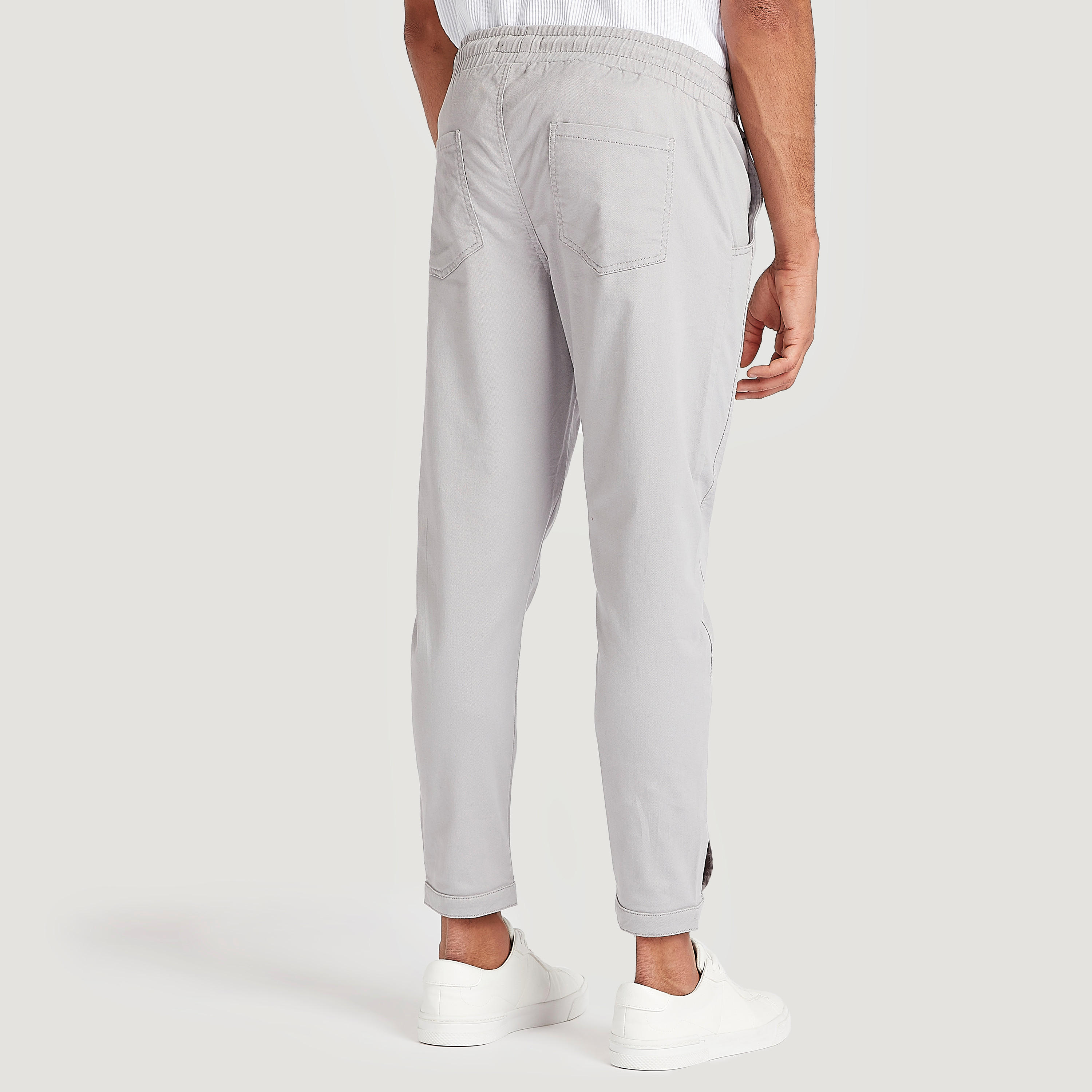 بنطلون سادة بخصر مرن من آيكونيك-men-clothing-bottoms-trousersandchinos-trousers-image-4