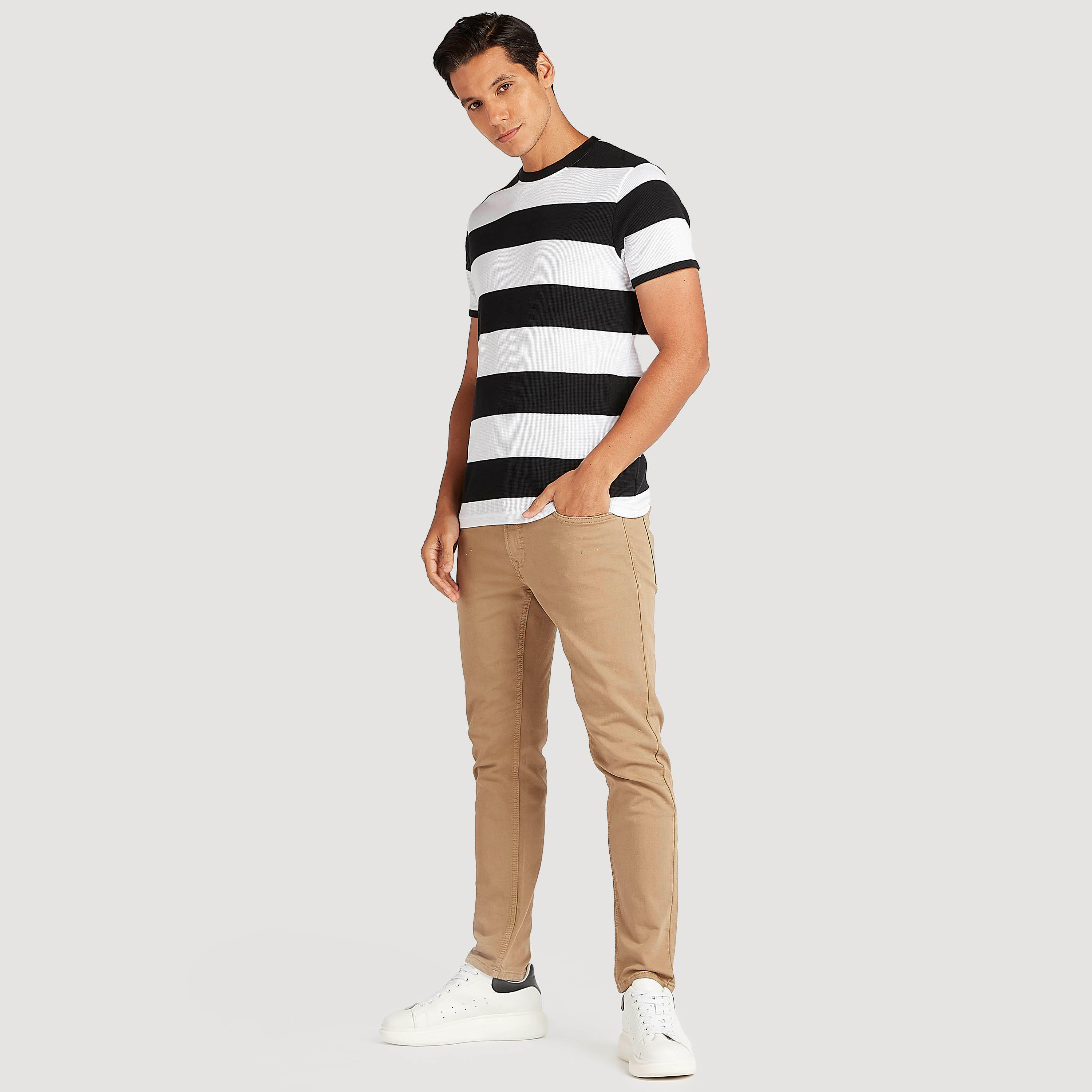 تيشيرت مقلّم بياقة ضيّقة وأكمام قصيرة من بوسيني-men-clothing-tshirtsandpolos-tshirts-image-2