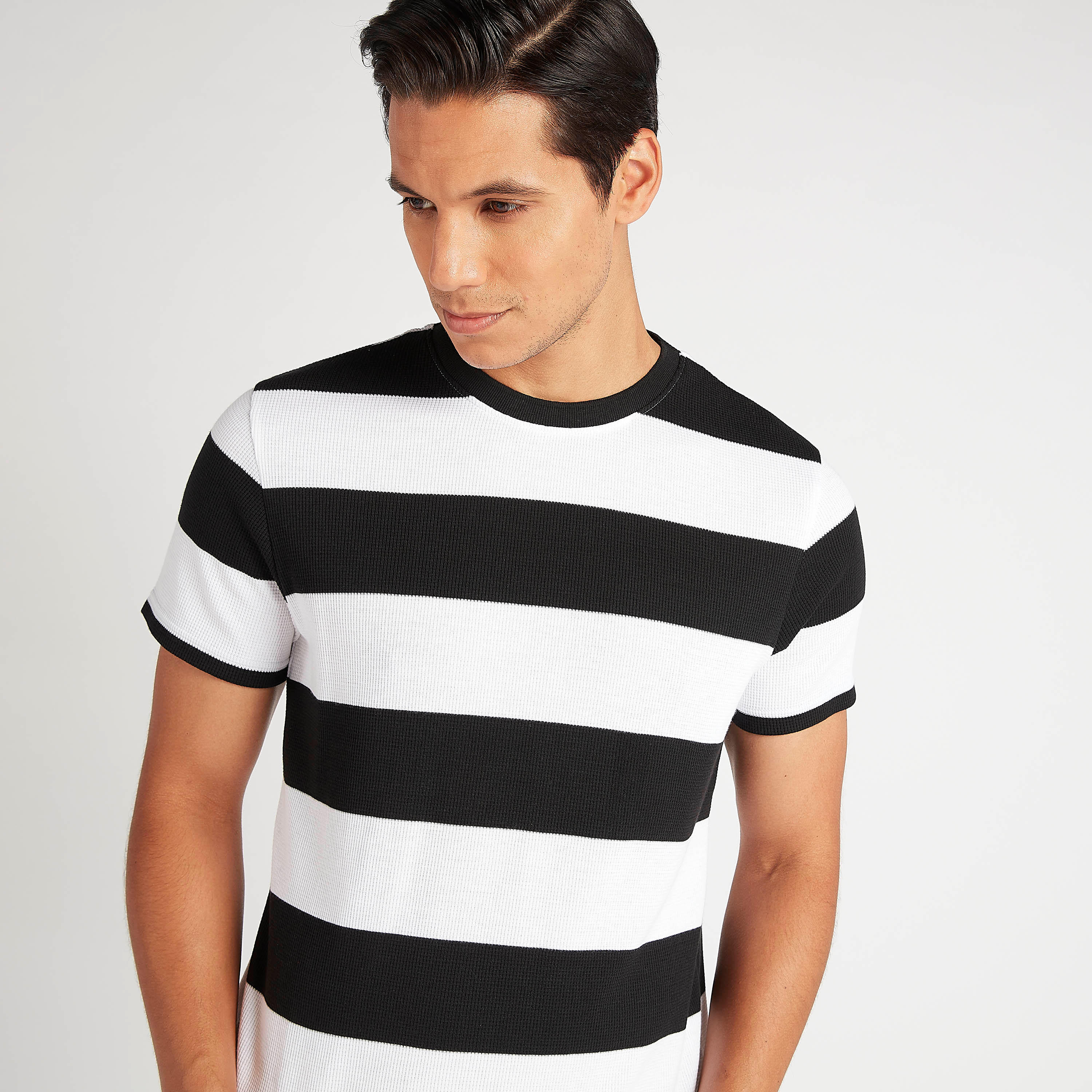 تيشيرت مقلّم بياقة ضيّقة وأكمام قصيرة من بوسيني-men-clothing-tshirtsandpolos-tshirts-image-3