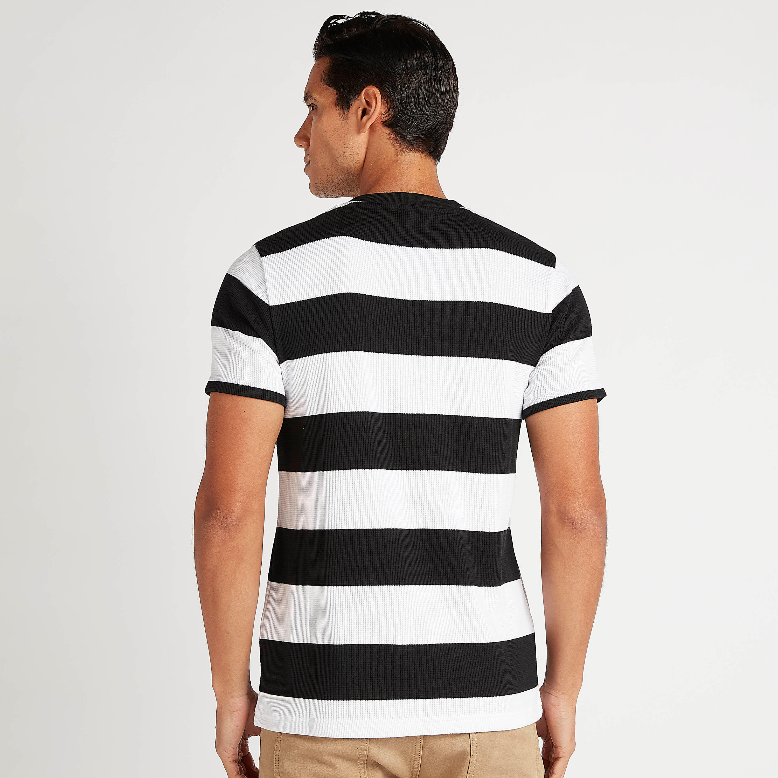 تيشيرت مقلّم بياقة ضيّقة وأكمام قصيرة من بوسيني-men-clothing-tshirtsandpolos-tshirts-image-4