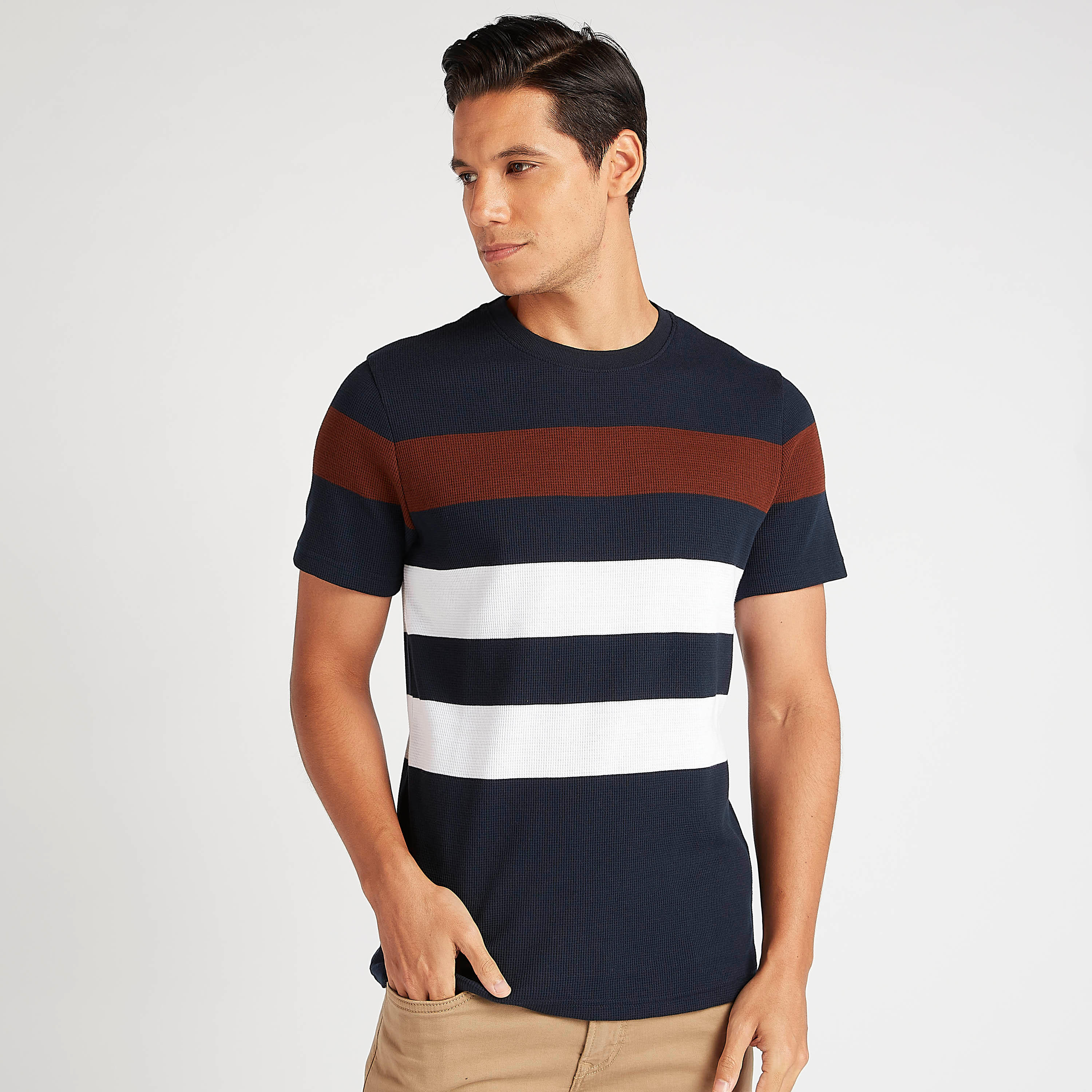 تيشيرت مقلّم بياقة ضيّقة وأكمام قصيرة من بوسيني-men-clothing-tshirtsandpolos-tshirts-image-1