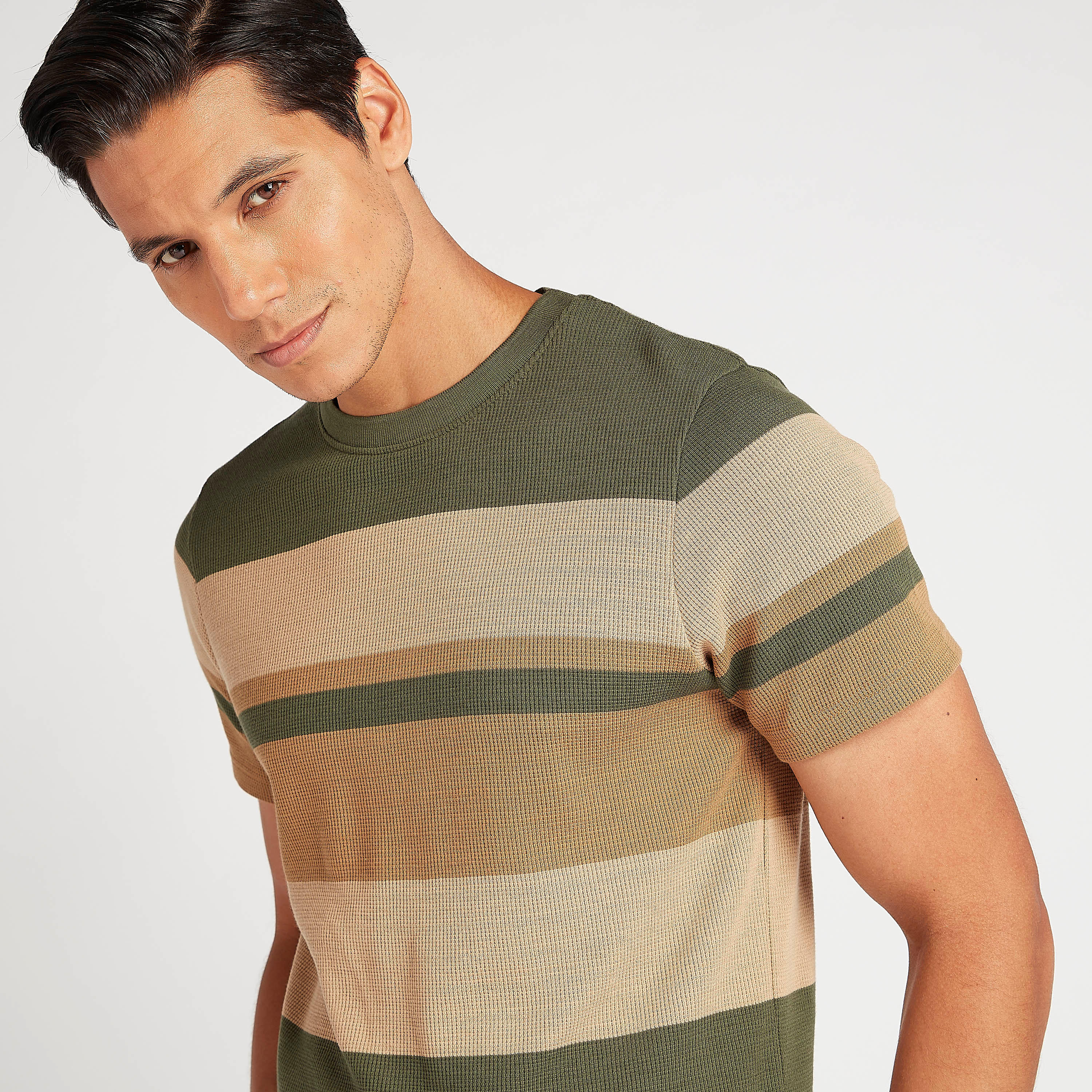 تيشيرت مقلّم بياقة ضيّقة وأكمام قصيرة من بوسيني-men-clothing-tshirtsandpolos-tshirts-image-5