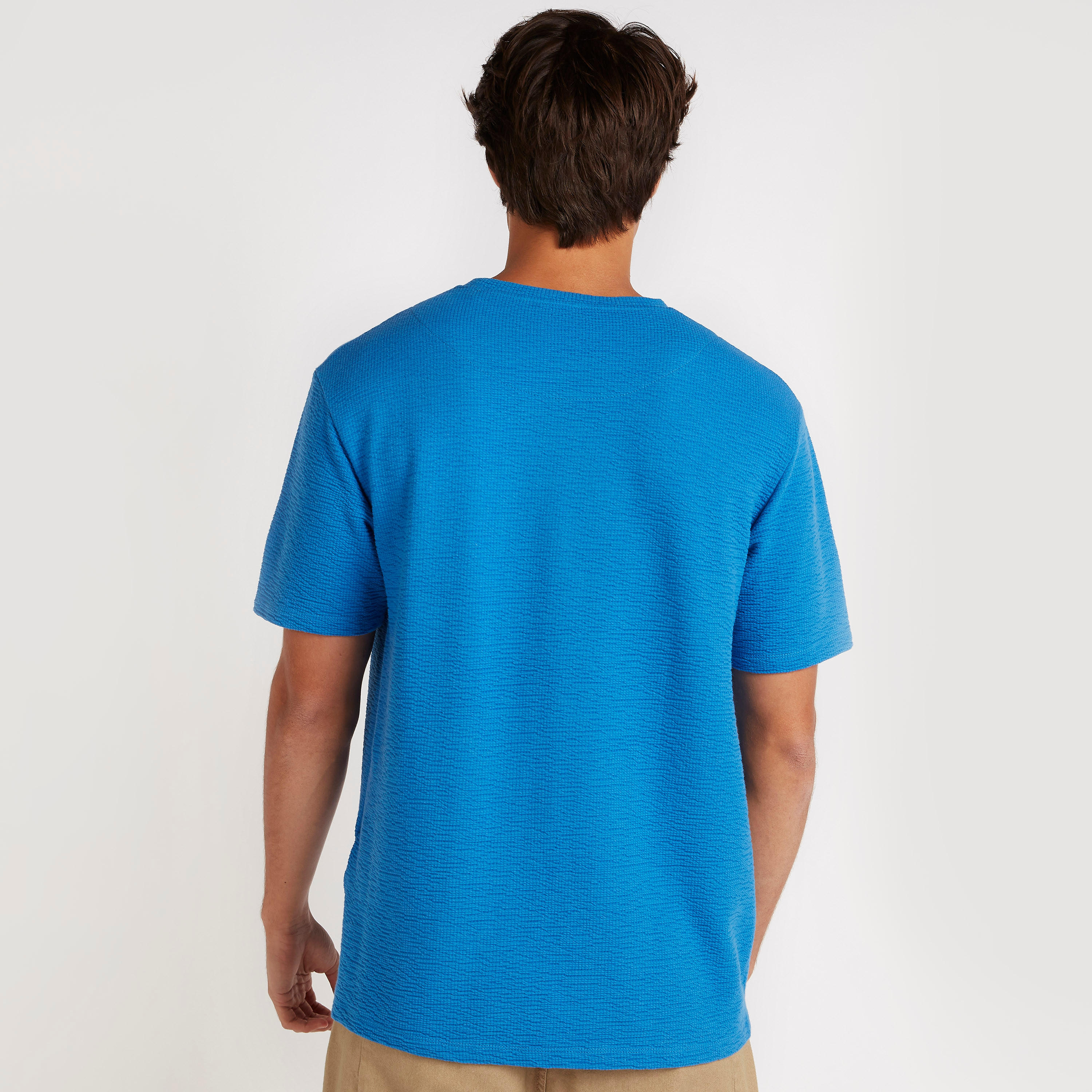 تيشيرت بارز الملمس بياقة ضيّقة وأكمام قصيرة من آيكونيك-men-clothing-tshirtsandpolos-tshirts-image-4