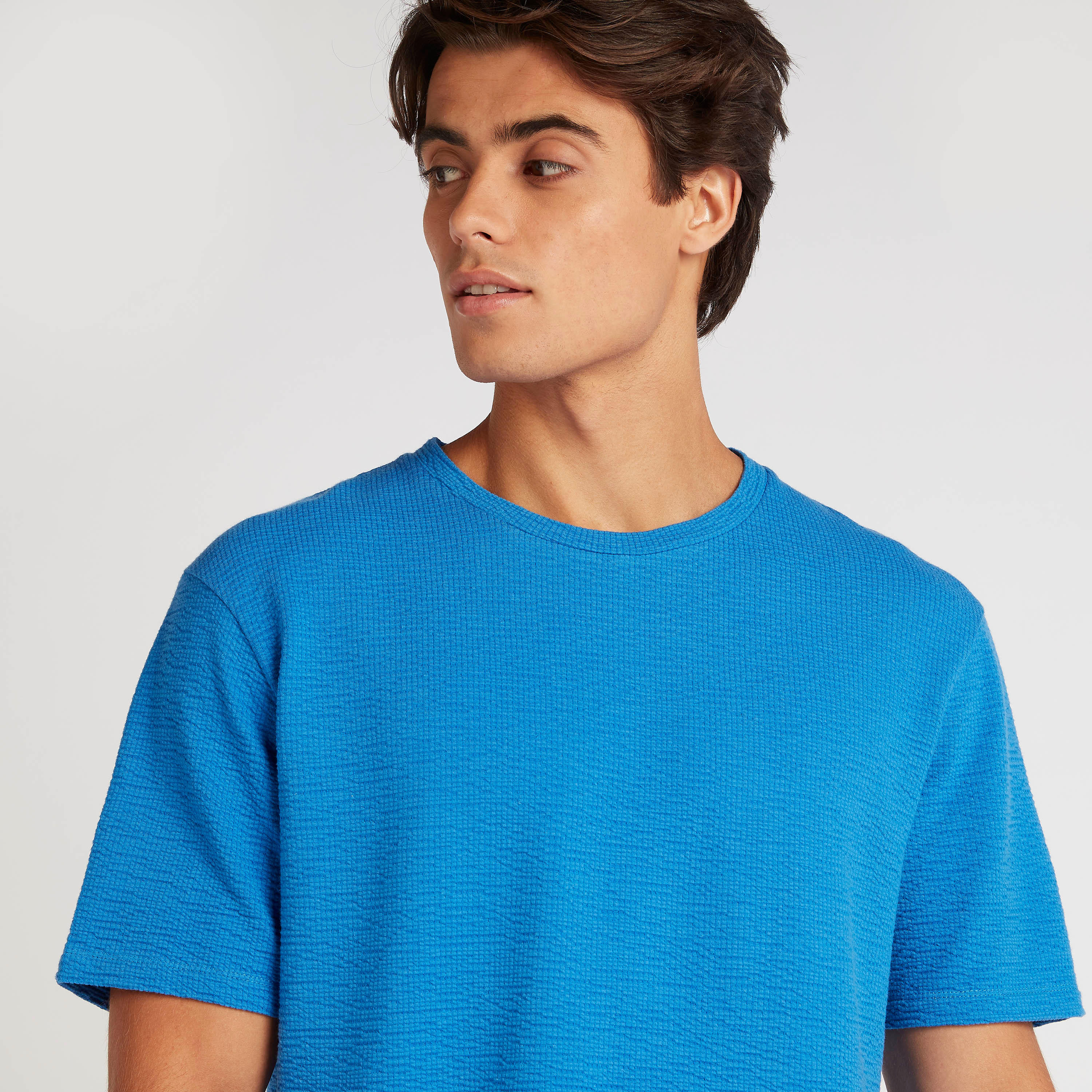 تيشيرت بارز الملمس بياقة ضيّقة وأكمام قصيرة من آيكونيك-men-clothing-tshirtsandpolos-tshirts-image-5