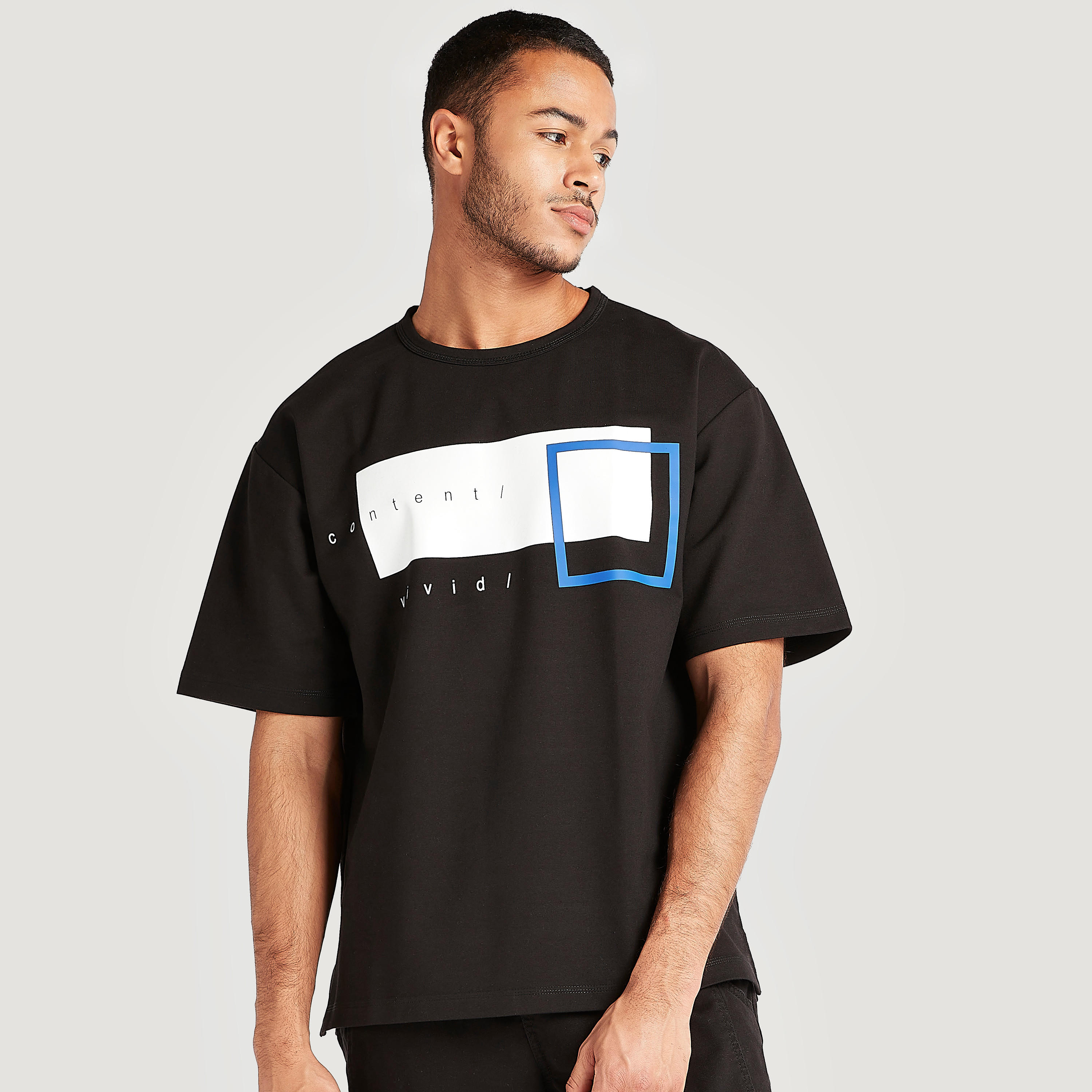 تيشيرت واسع بياقة ضيقة وأكمام قصيرة وطبعات من آيكونيك-men-clothing-tshirtsandpolos-tshirts-image-1