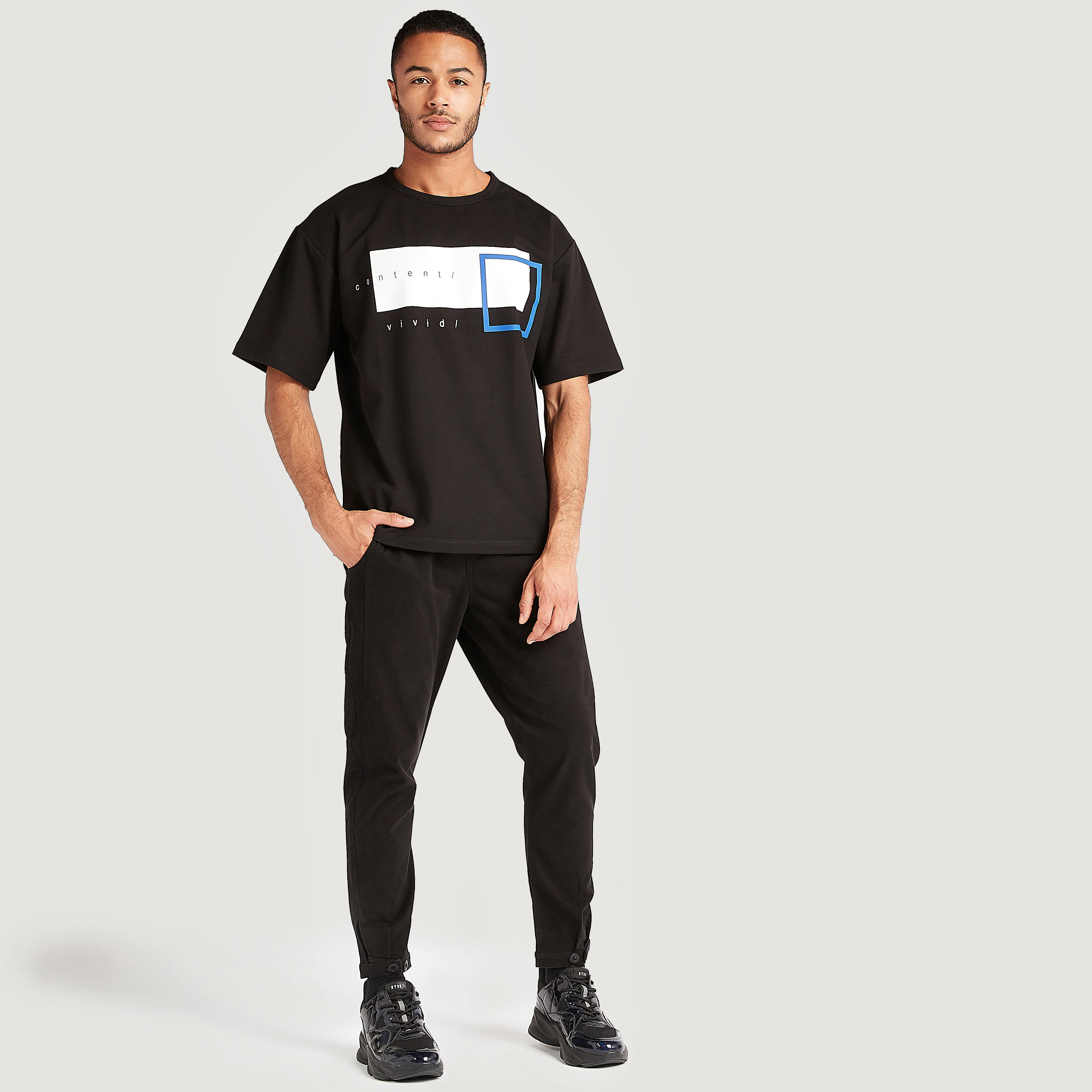 تيشيرت واسع بياقة ضيقة وأكمام قصيرة وطبعات من آيكونيك-men-clothing-tshirtsandpolos-tshirts-image-2