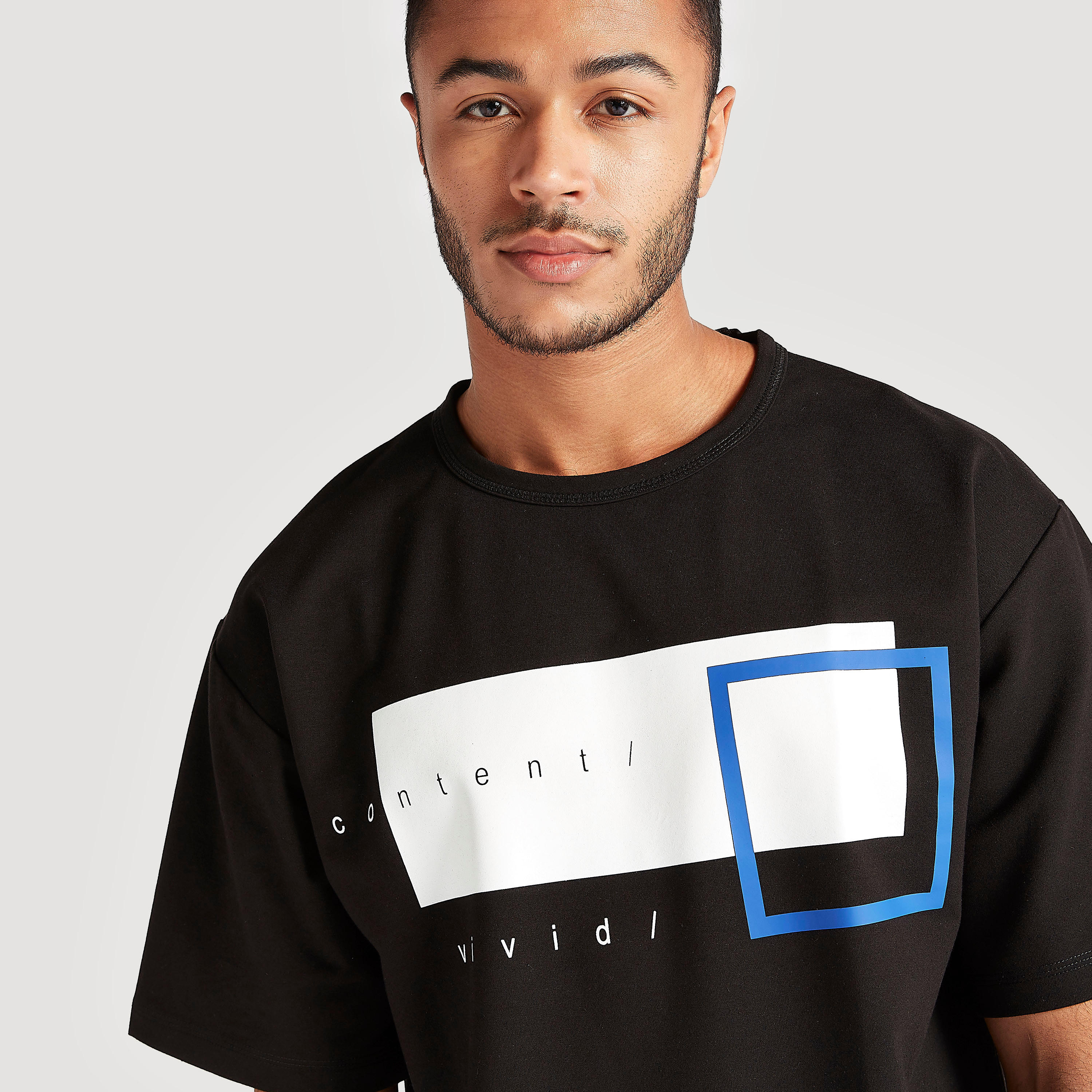 تيشيرت واسع بياقة ضيقة وأكمام قصيرة وطبعات من آيكونيك-men-clothing-tshirtsandpolos-tshirts-image-3