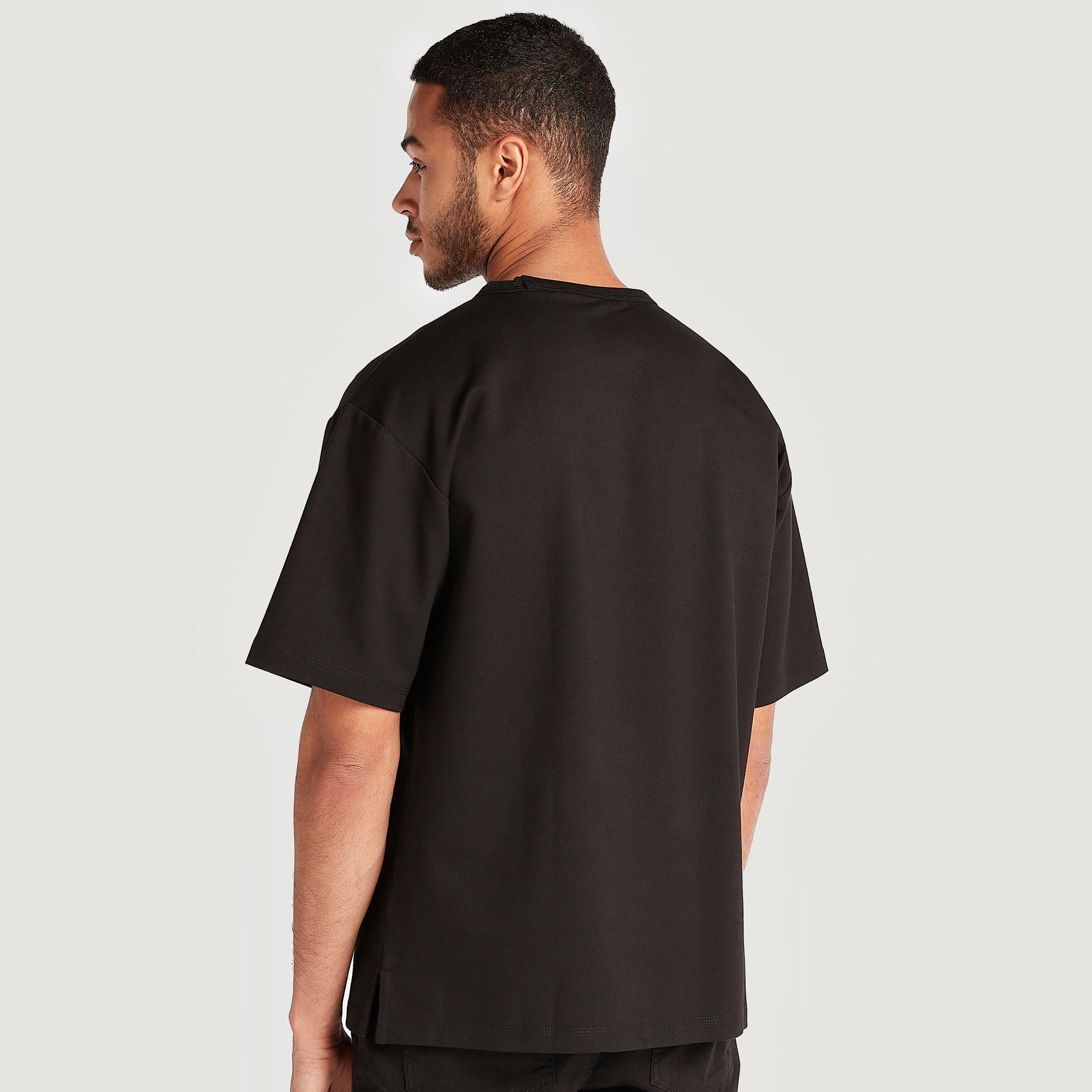 تيشيرت واسع بياقة ضيقة وأكمام قصيرة وطبعات من آيكونيك-men-clothing-tshirtsandpolos-tshirts-image-4