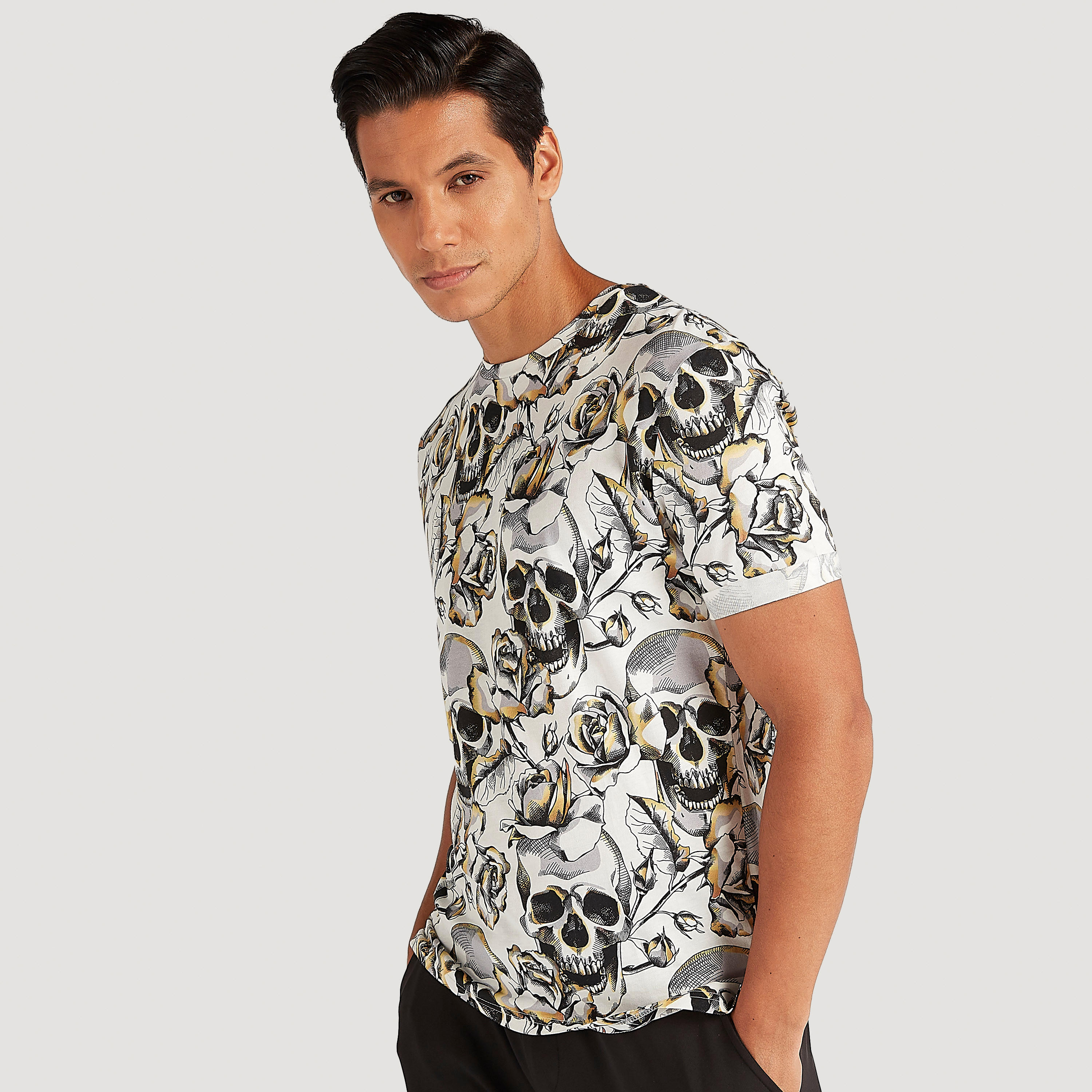 تيشيرت بياقة ضيّقة وأكمام قصيرة وطبعات من آيكونيك-men-clothing-tshirtsandpolos-tshirts-image-6