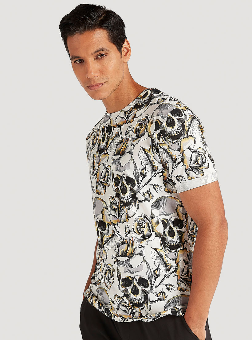 تيشيرت بياقة ضيّقة وأكمام قصيرة وطبعات من آيكونيك-men-clothing-tshirtsandpolos-tshirts-image-6