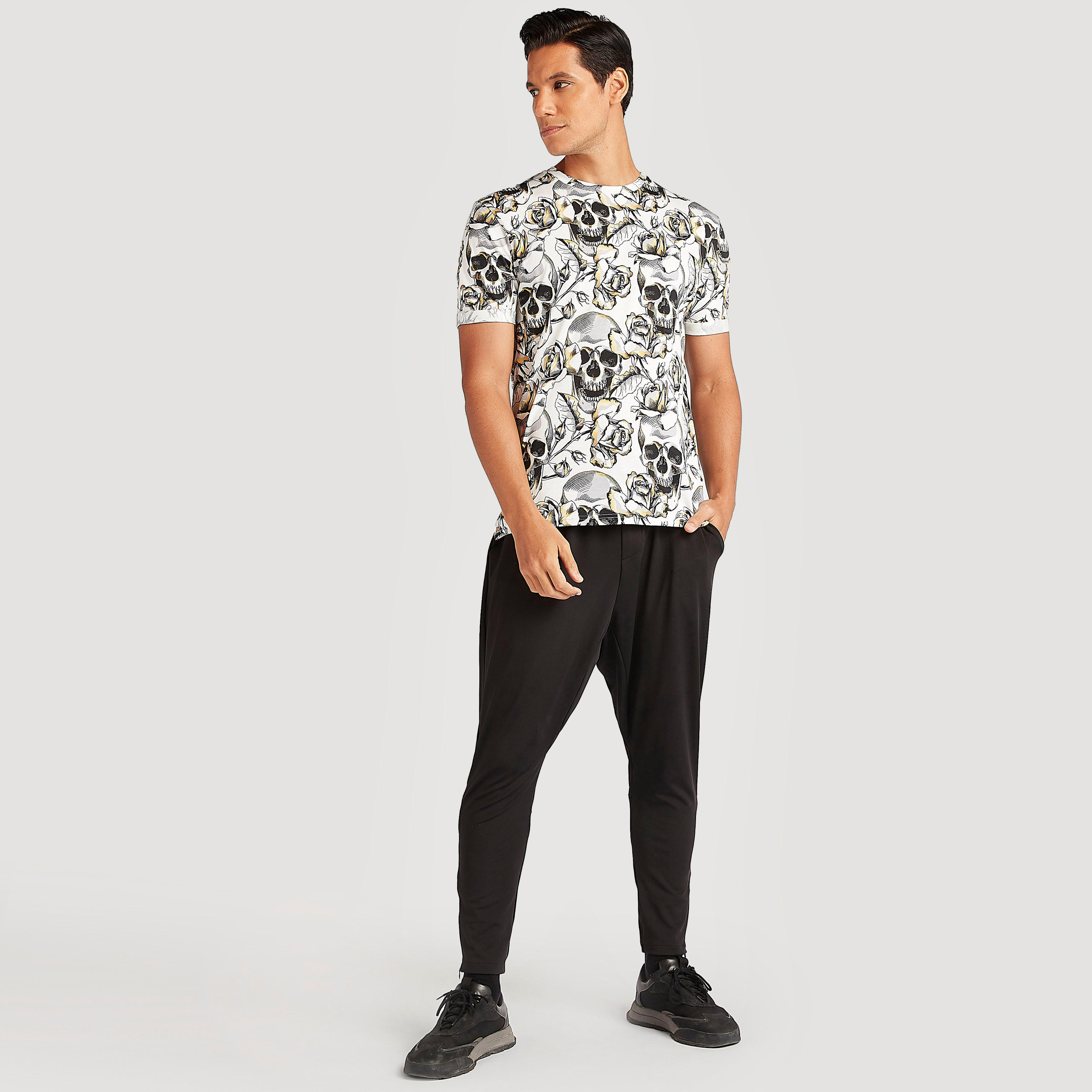 تيشيرت بياقة ضيّقة وأكمام قصيرة وطبعات من آيكونيك-men-clothing-tshirtsandpolos-tshirts-image-5