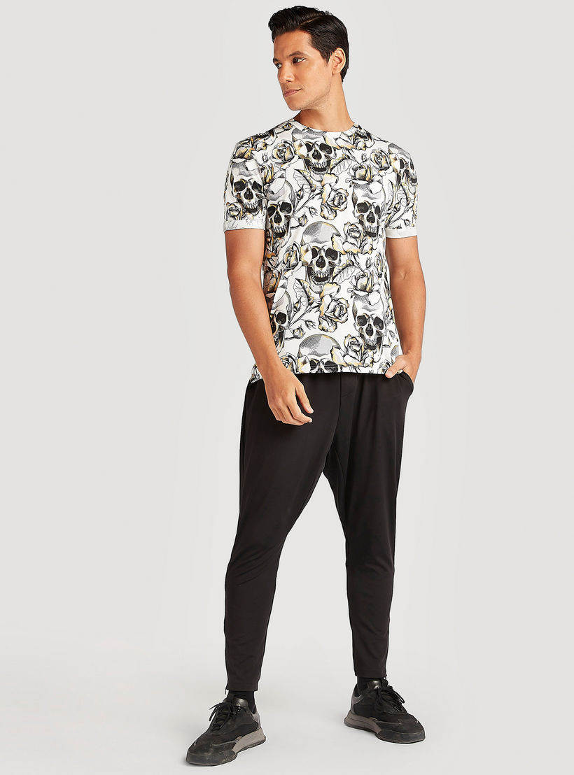 تيشيرت بياقة ضيّقة وأكمام قصيرة وطبعات من آيكونيك-men-clothing-tshirtsandpolos-tshirts-image-5