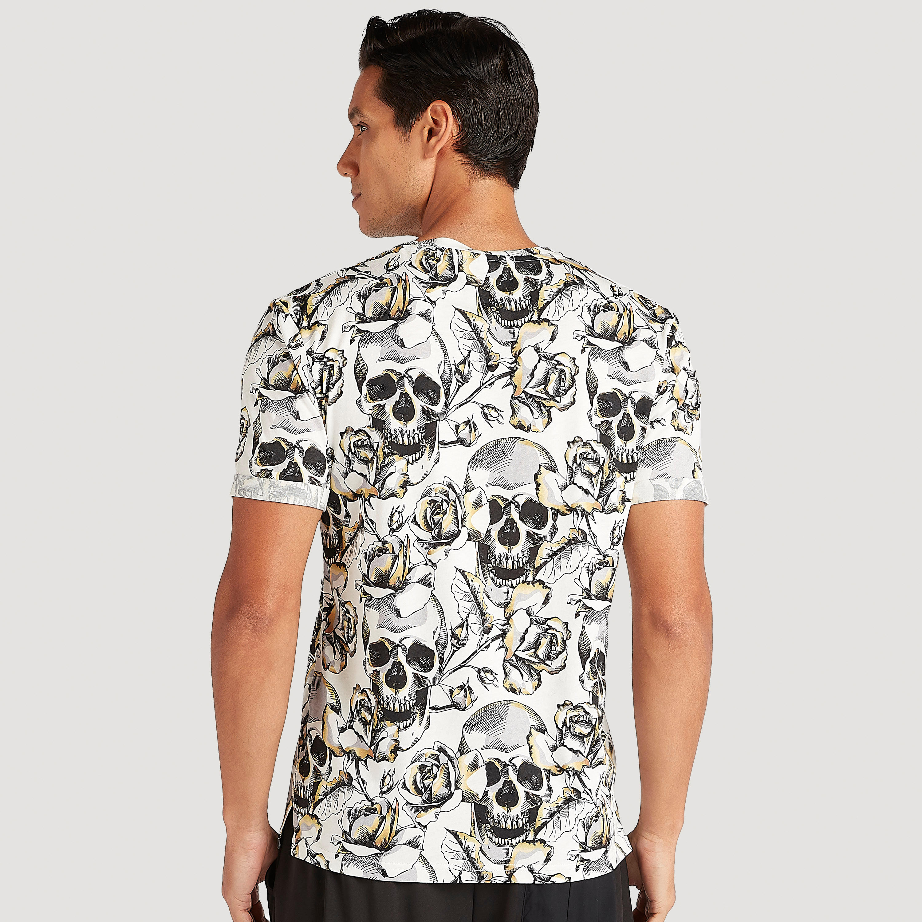 تيشيرت بياقة ضيّقة وأكمام قصيرة وطبعات من آيكونيك-men-clothing-tshirtsandpolos-tshirts-image-3