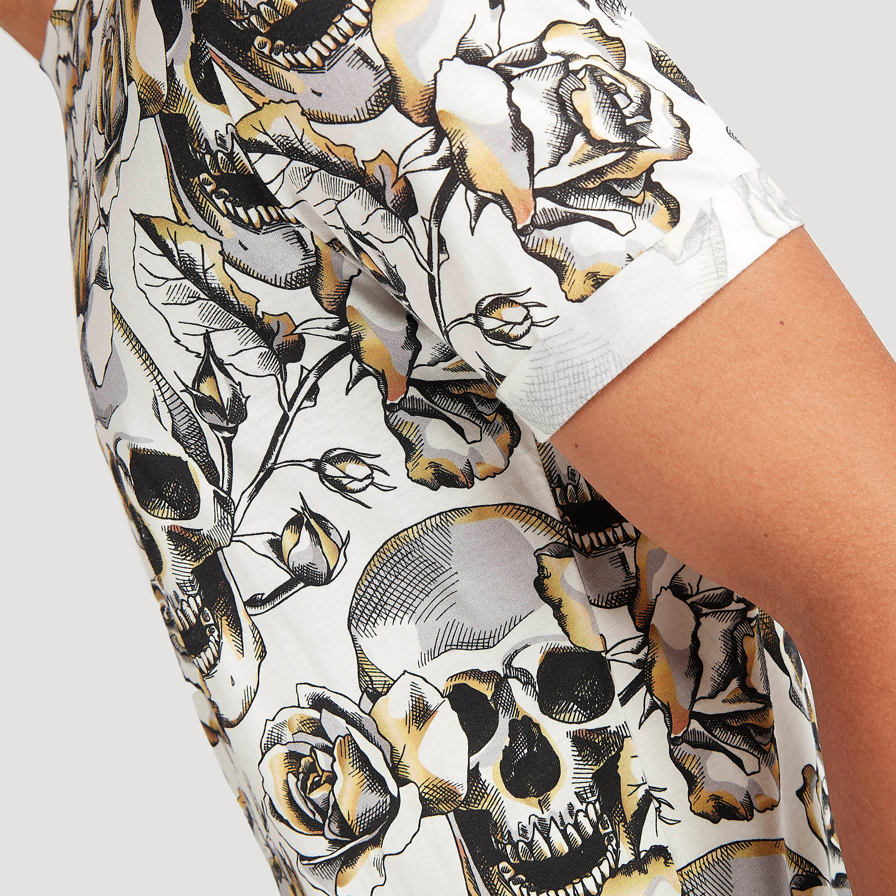 تيشيرت بياقة ضيّقة وأكمام قصيرة وطبعات من آيكونيك-men-clothing-tshirtsandpolos-tshirts-image-2