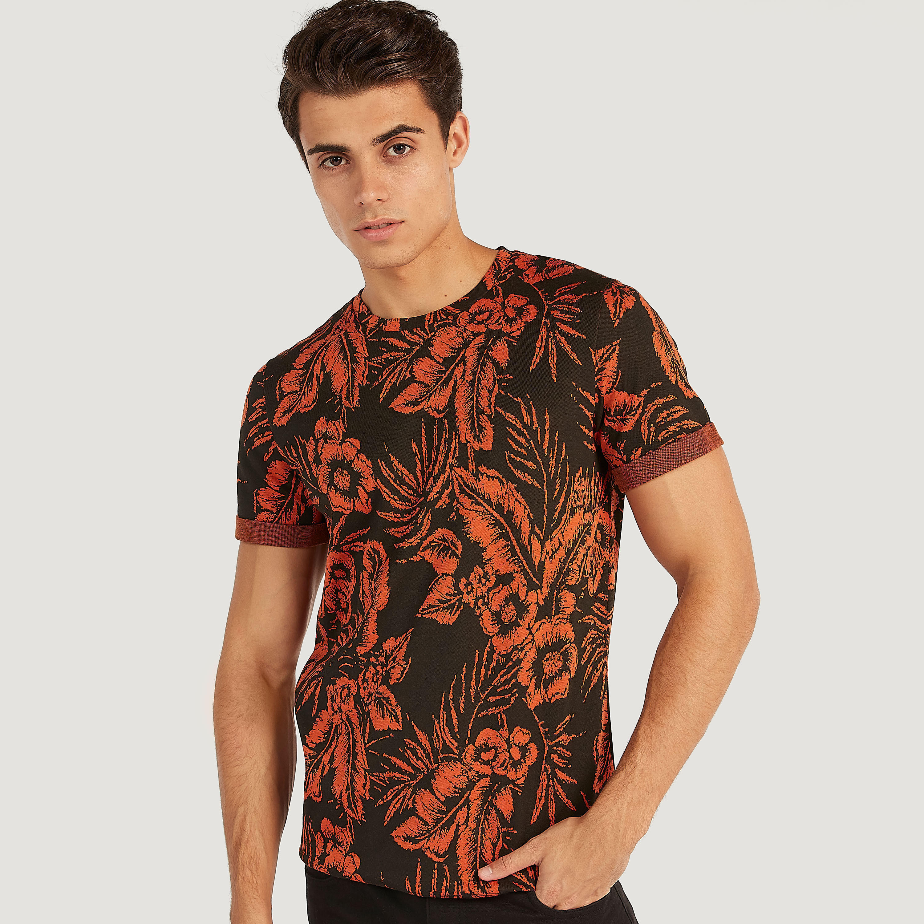 تيشيرت بياقة ضيقة وأكمام قصيرة وطبعات من آيكونيك-men-clothing-tshirtsandpolos-tshirts-image-1