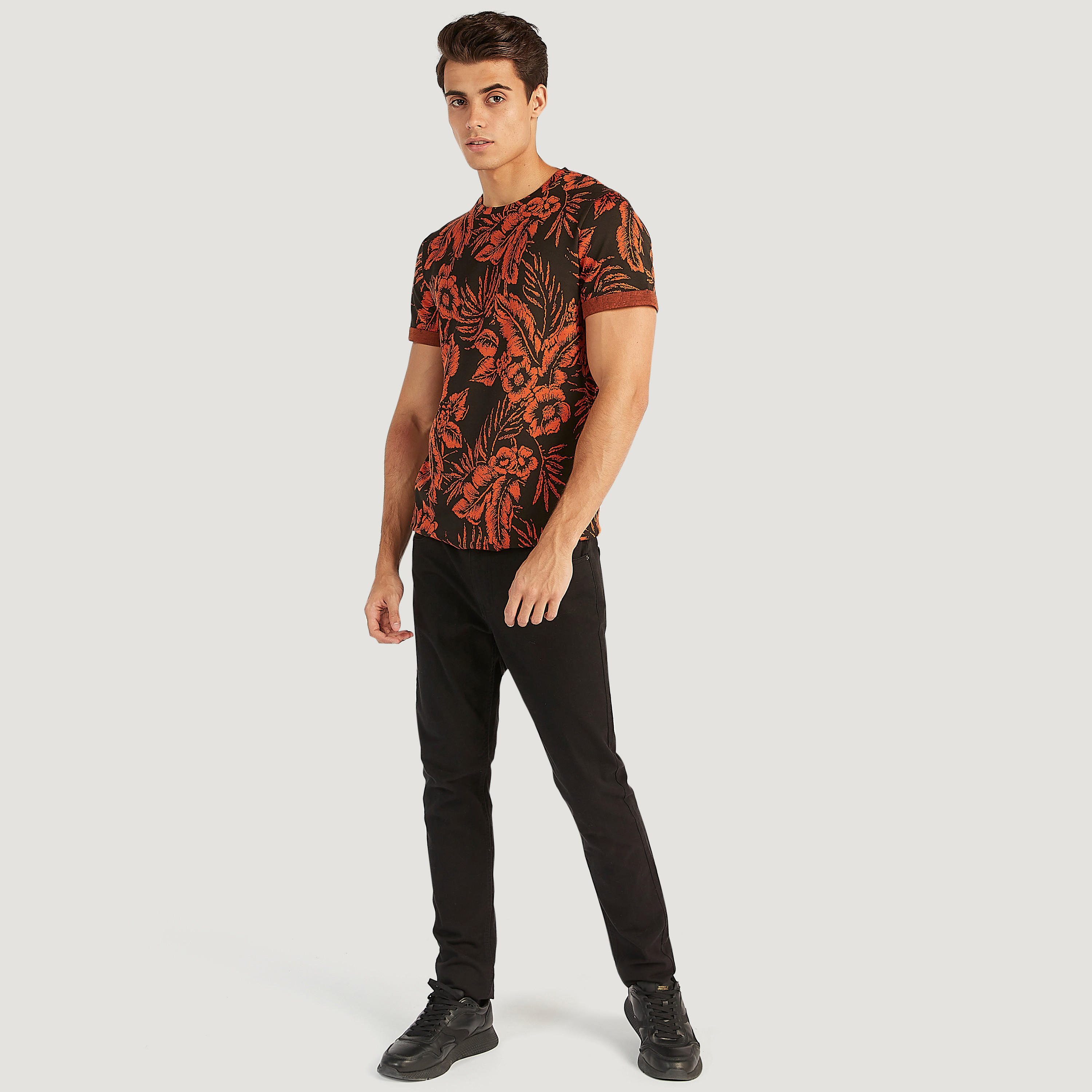 تيشيرت بياقة ضيقة وأكمام قصيرة وطبعات من آيكونيك-men-clothing-tshirtsandpolos-tshirts-image-2