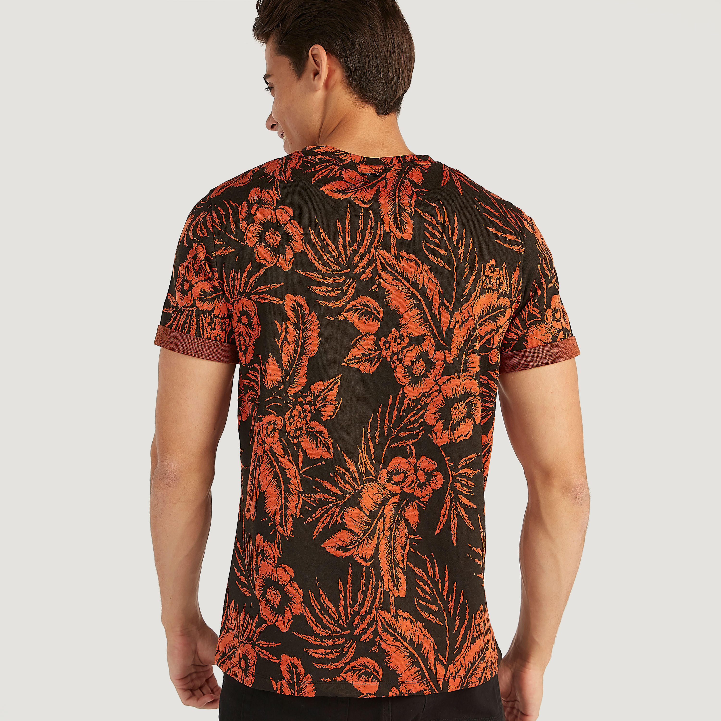 تيشيرت بياقة ضيقة وأكمام قصيرة وطبعات من آيكونيك-men-clothing-tshirtsandpolos-tshirts-image-4