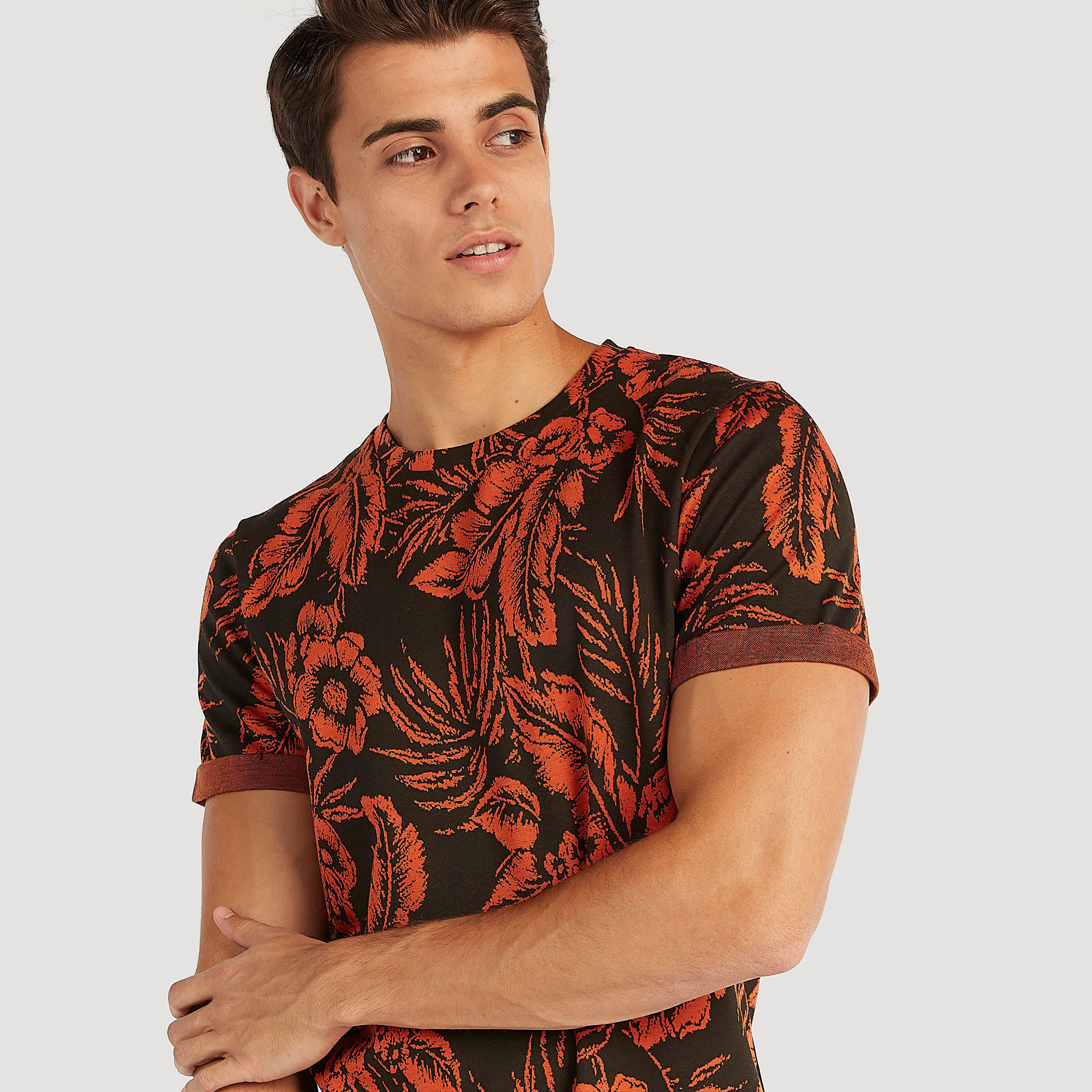 تيشيرت بياقة ضيقة وأكمام قصيرة وطبعات من آيكونيك-men-clothing-tshirtsandpolos-tshirts-image-5