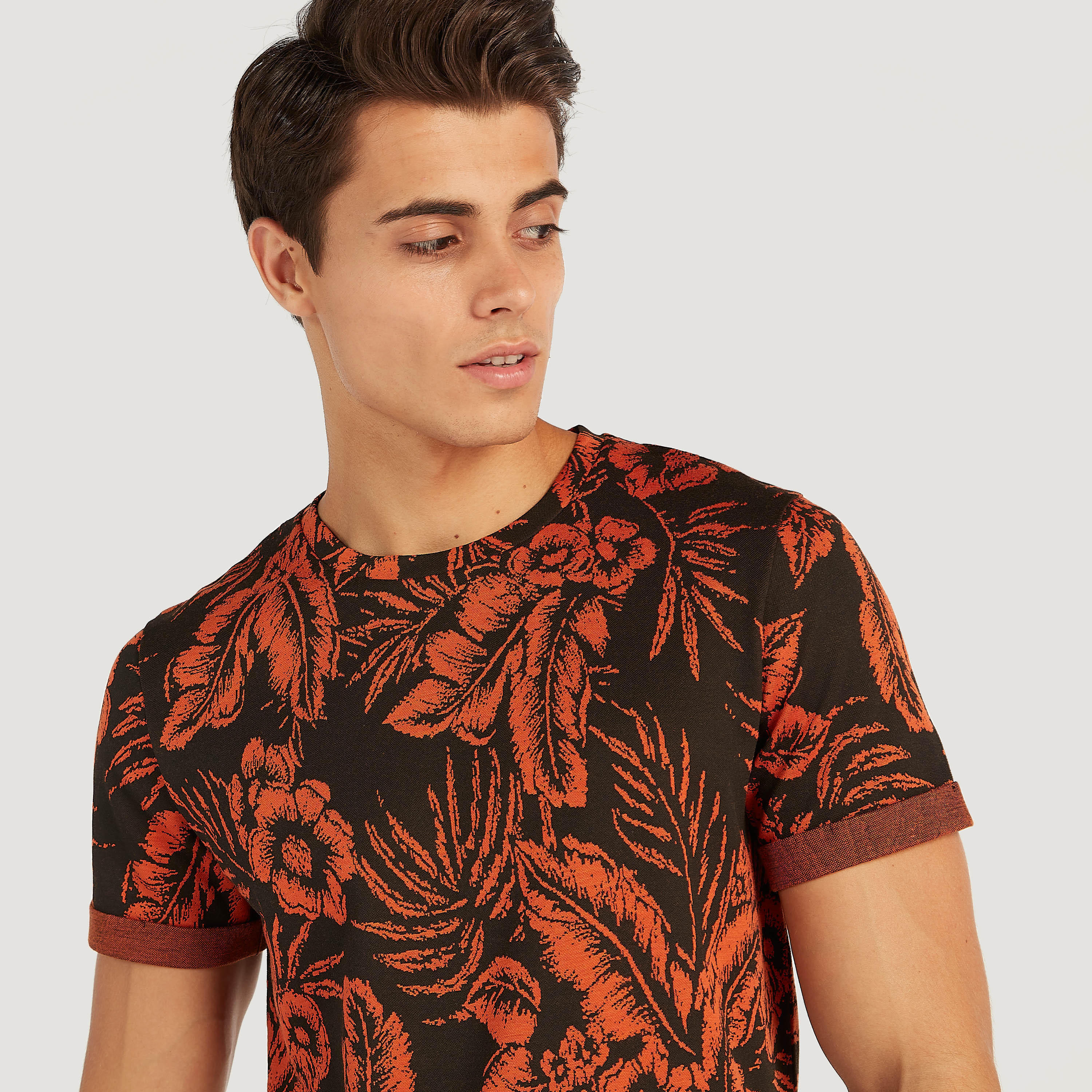 تيشيرت بياقة ضيقة وأكمام قصيرة وطبعات من آيكونيك-men-clothing-tshirtsandpolos-tshirts-image-6