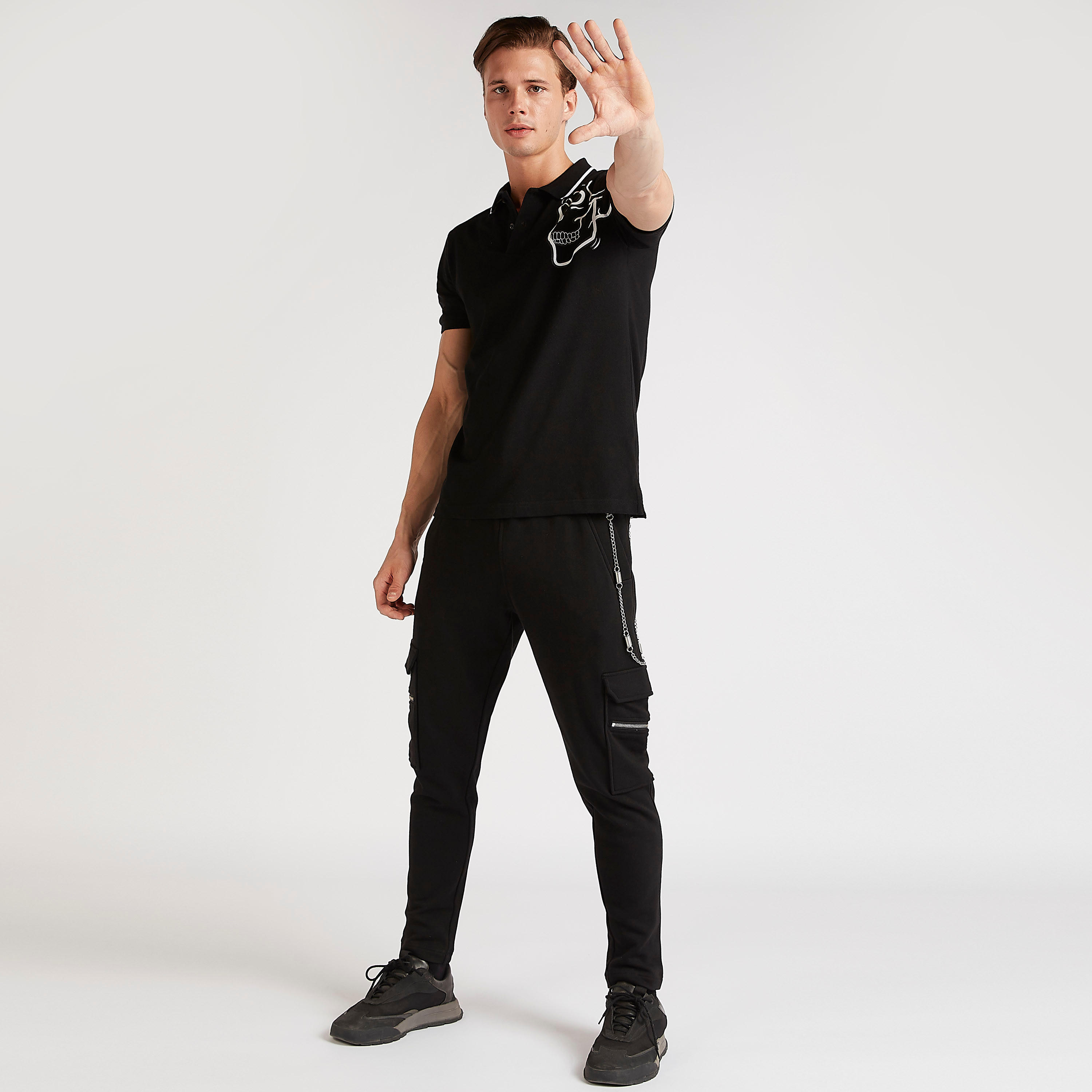 بنطلون رياضي سليم فيت بخصر فليكسي وتفاصيل سلسلة من آيكونيك-men-clothing-bottoms-joggers-image-2