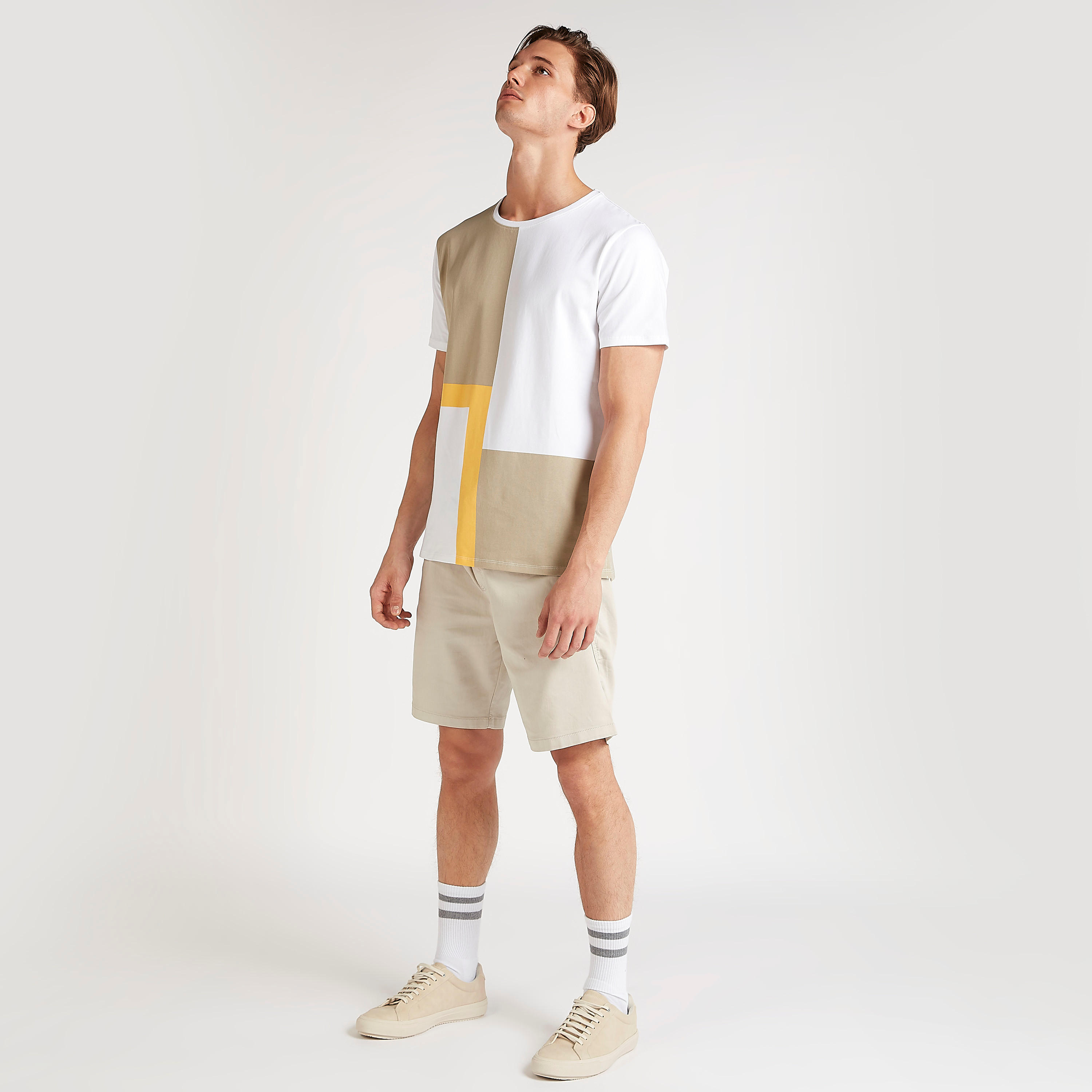 تيشيرت بياقة ضيّقة وأكمام قصيرة وطبعات من آيكونيك-men-clothing-tshirtsandpolos-tshirts-image-2